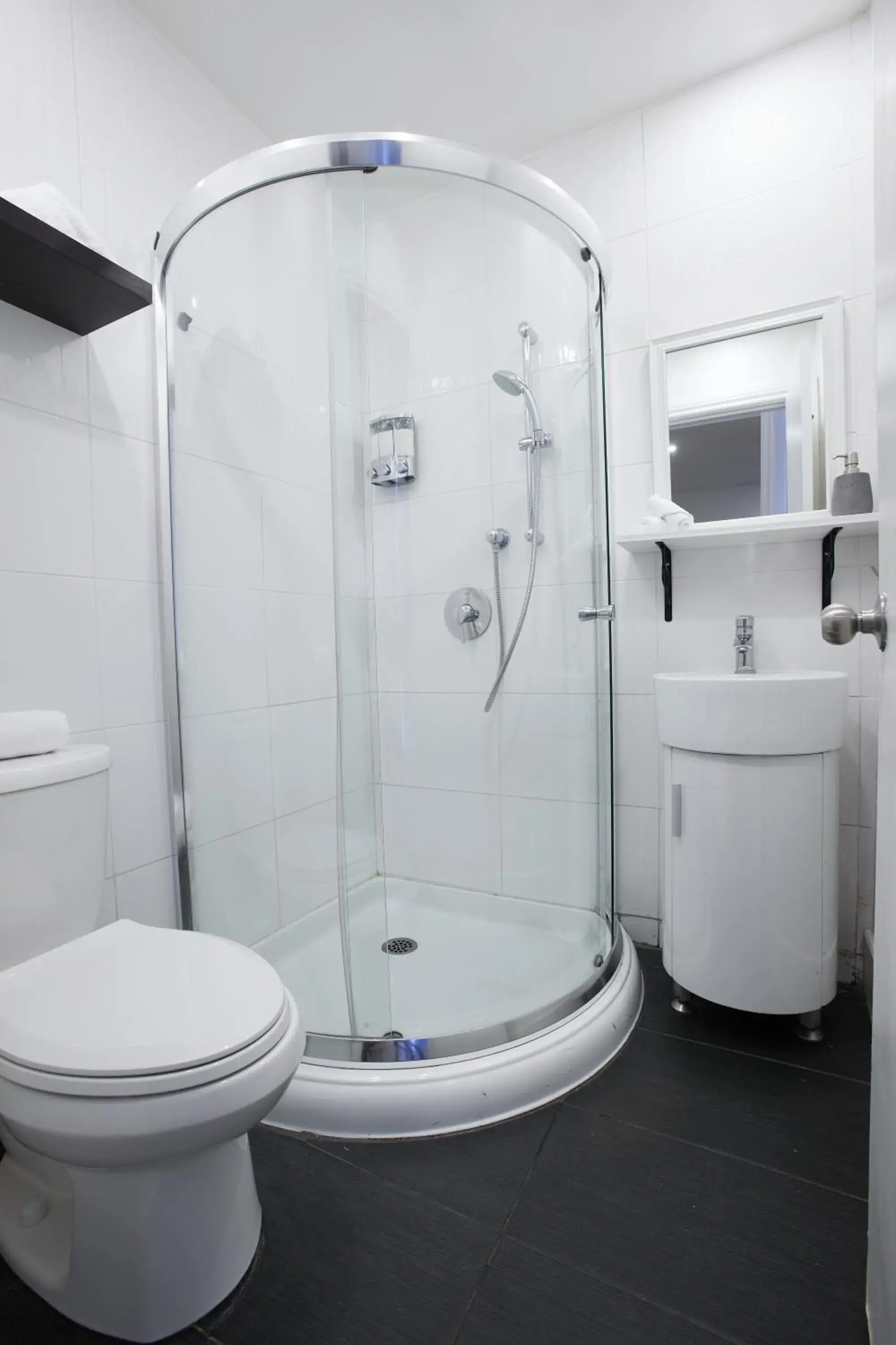 Shower, Bathroom in Auberge du Carre St-Louis