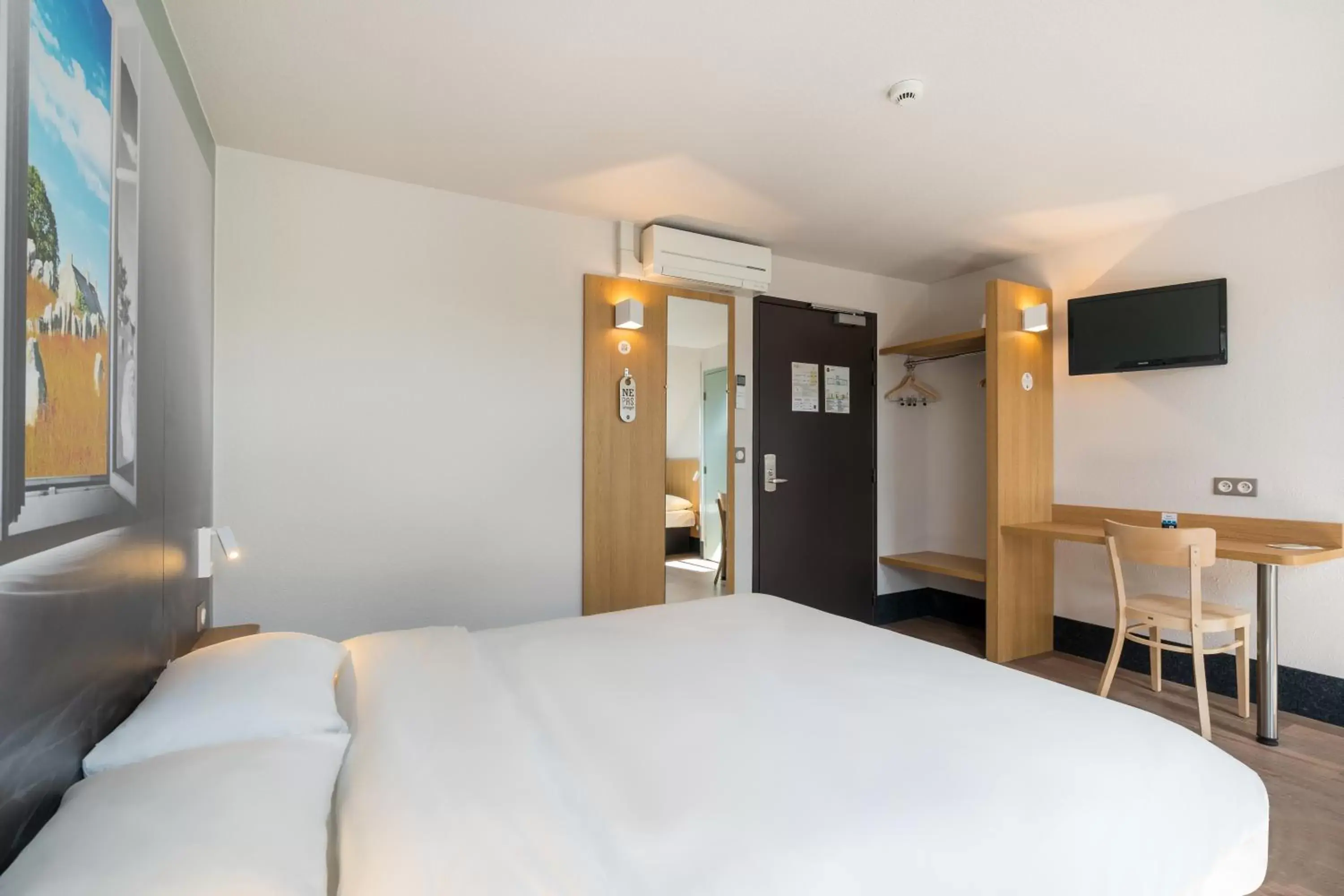 Bedroom, Bed in B&B HOTEL Auray Carnac