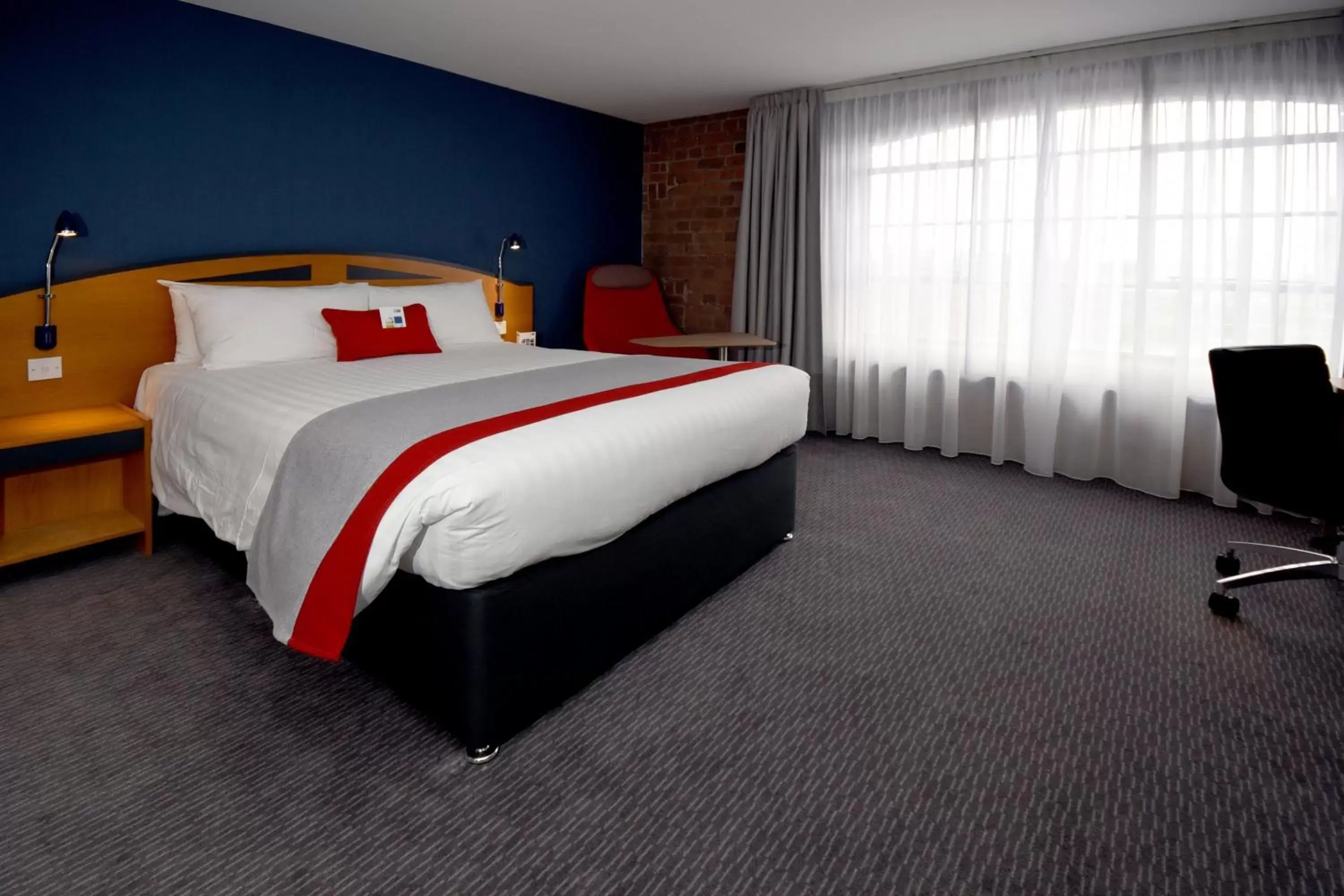 Photo of the whole room, Bed in Holiday Inn Express Liverpool-Albert Dock, an IHG Hotel