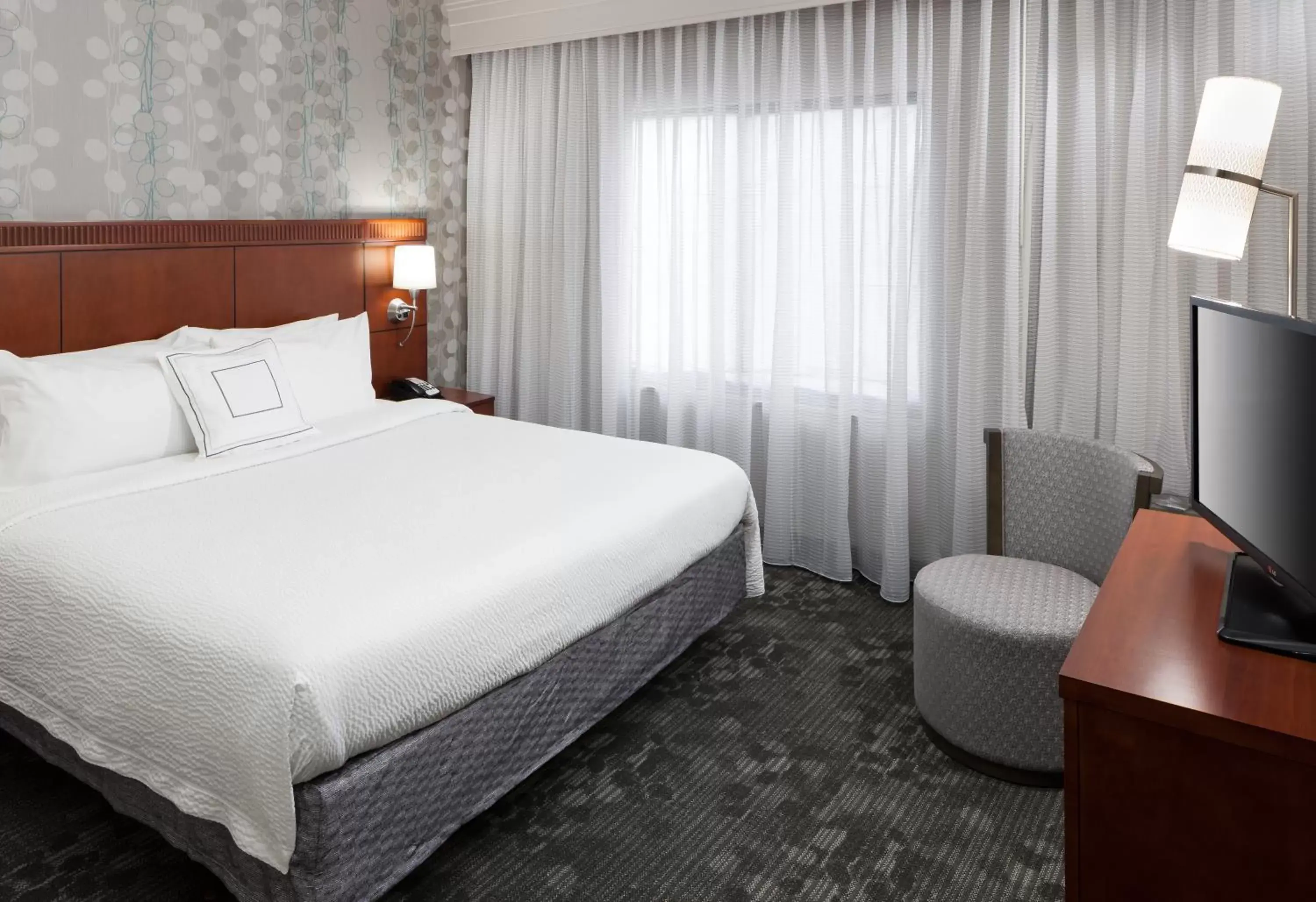 Bedroom, Bed in Courtyard by Marriott Miami at Dolphin Mall