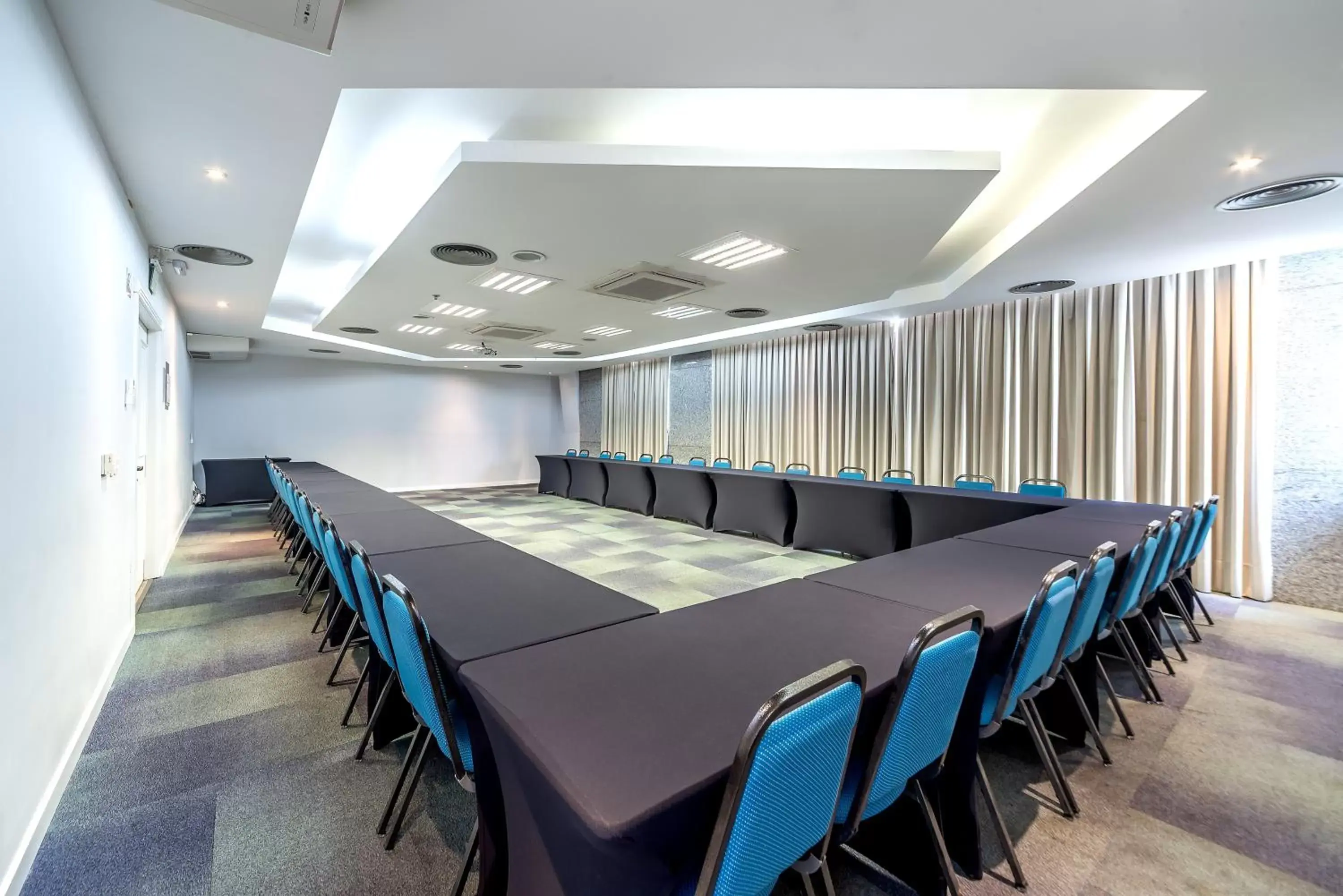 Meeting/conference room in Manhattan Porto Alegre by Mercure