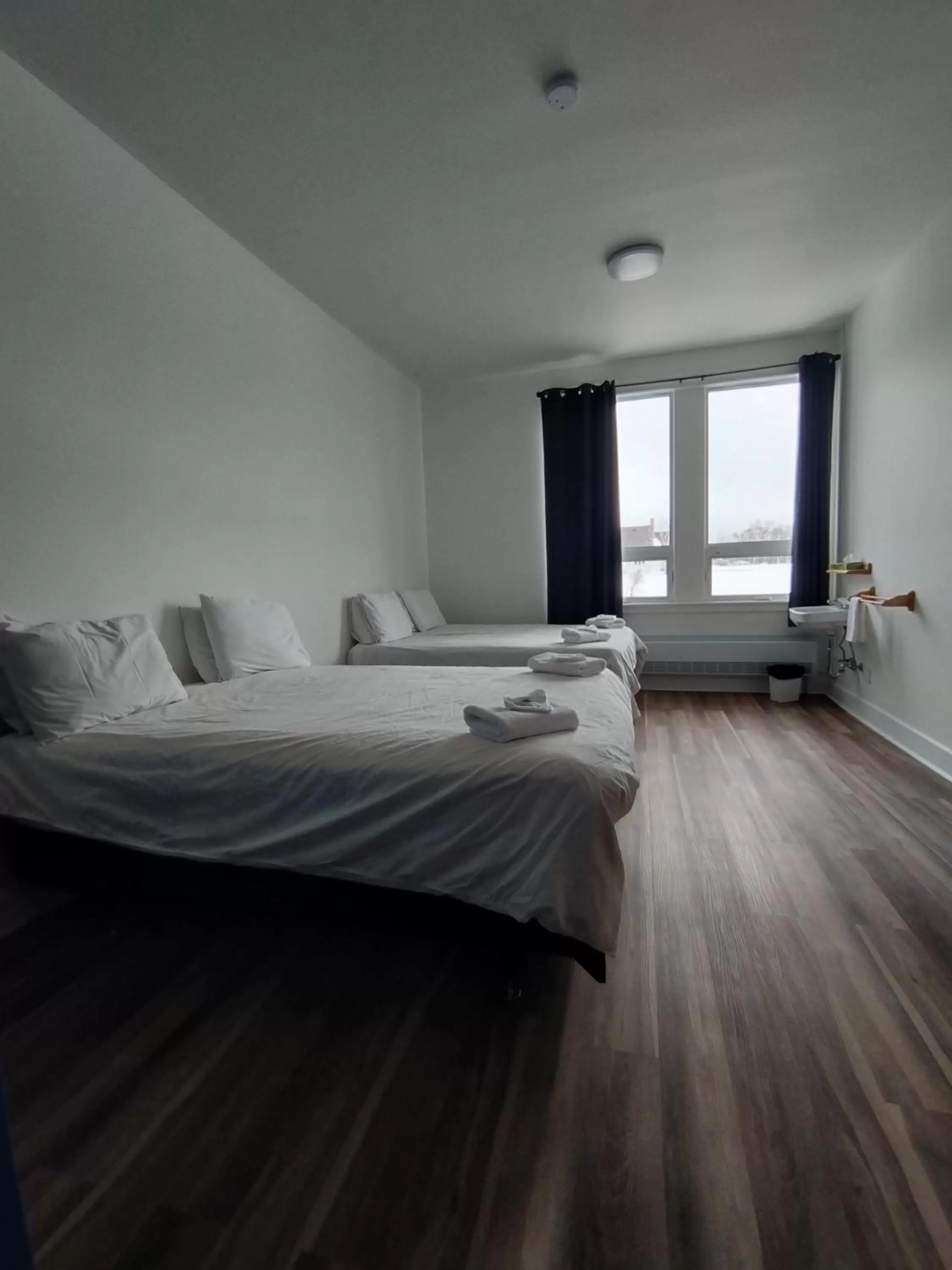 Quadruple Room with Shared Bathroom in Auberge La Petite École de Forillon