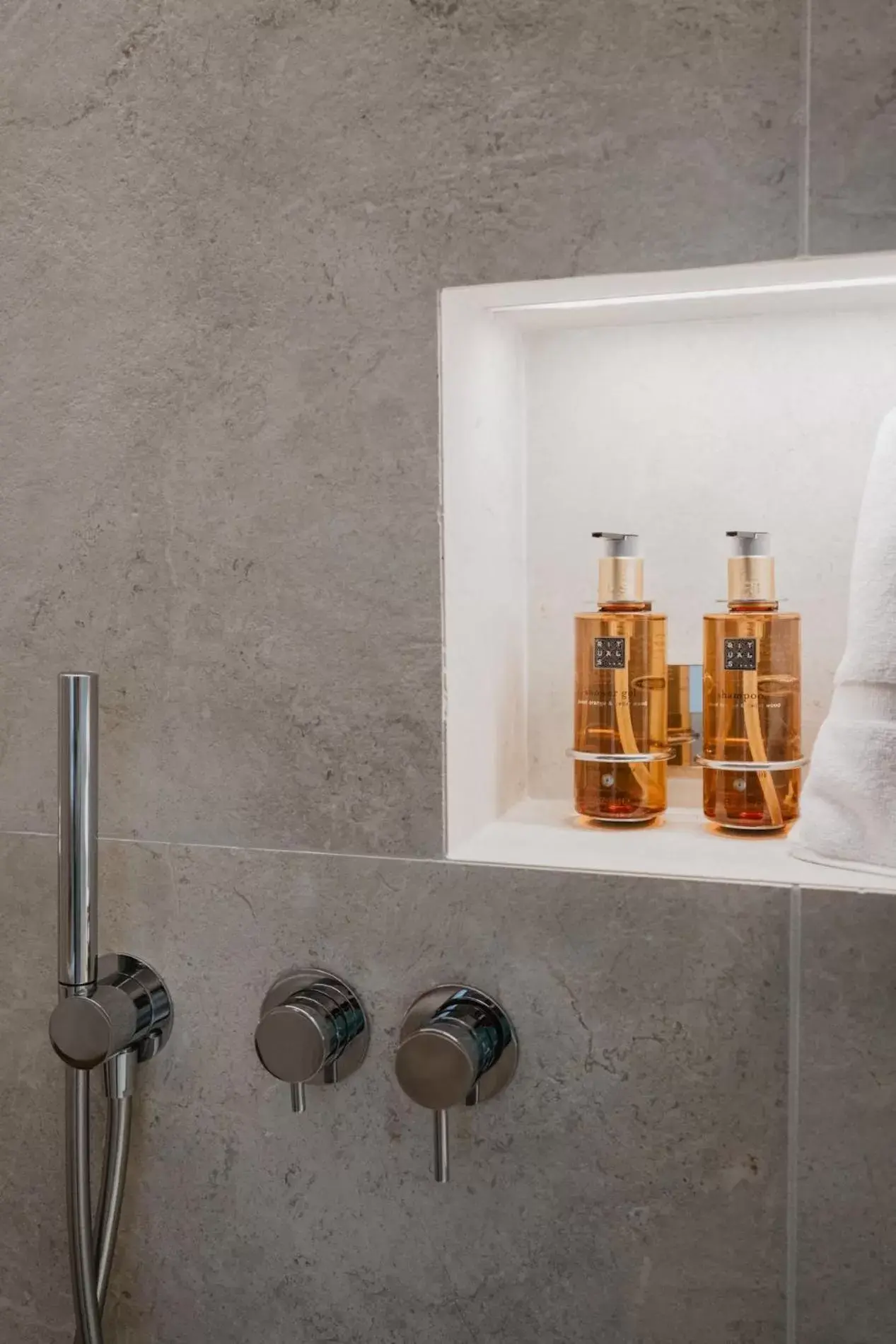 Shower, Bathroom in Hotel Boutique Petit Luxe