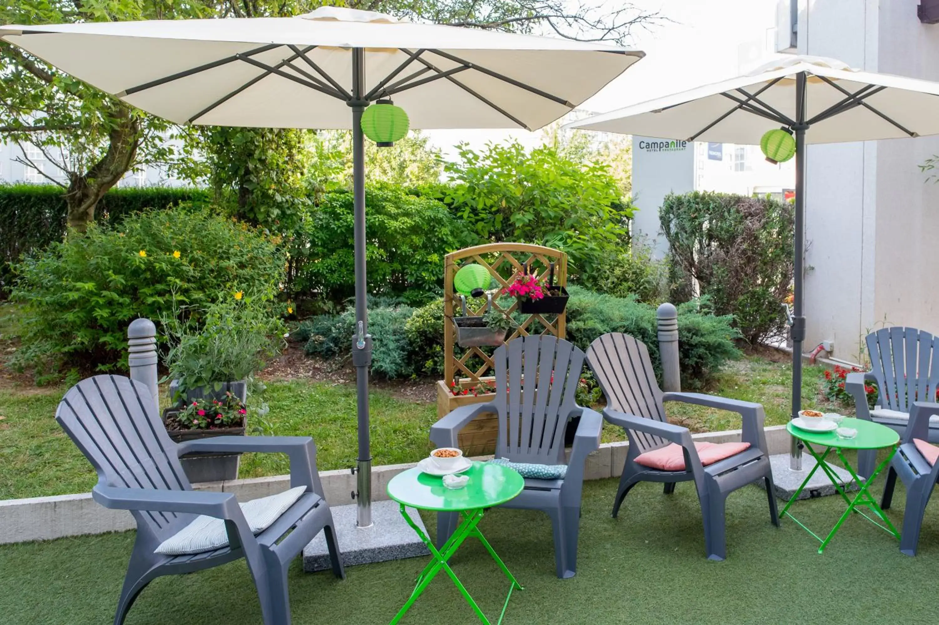 Patio in Hotel Campanile Roissy