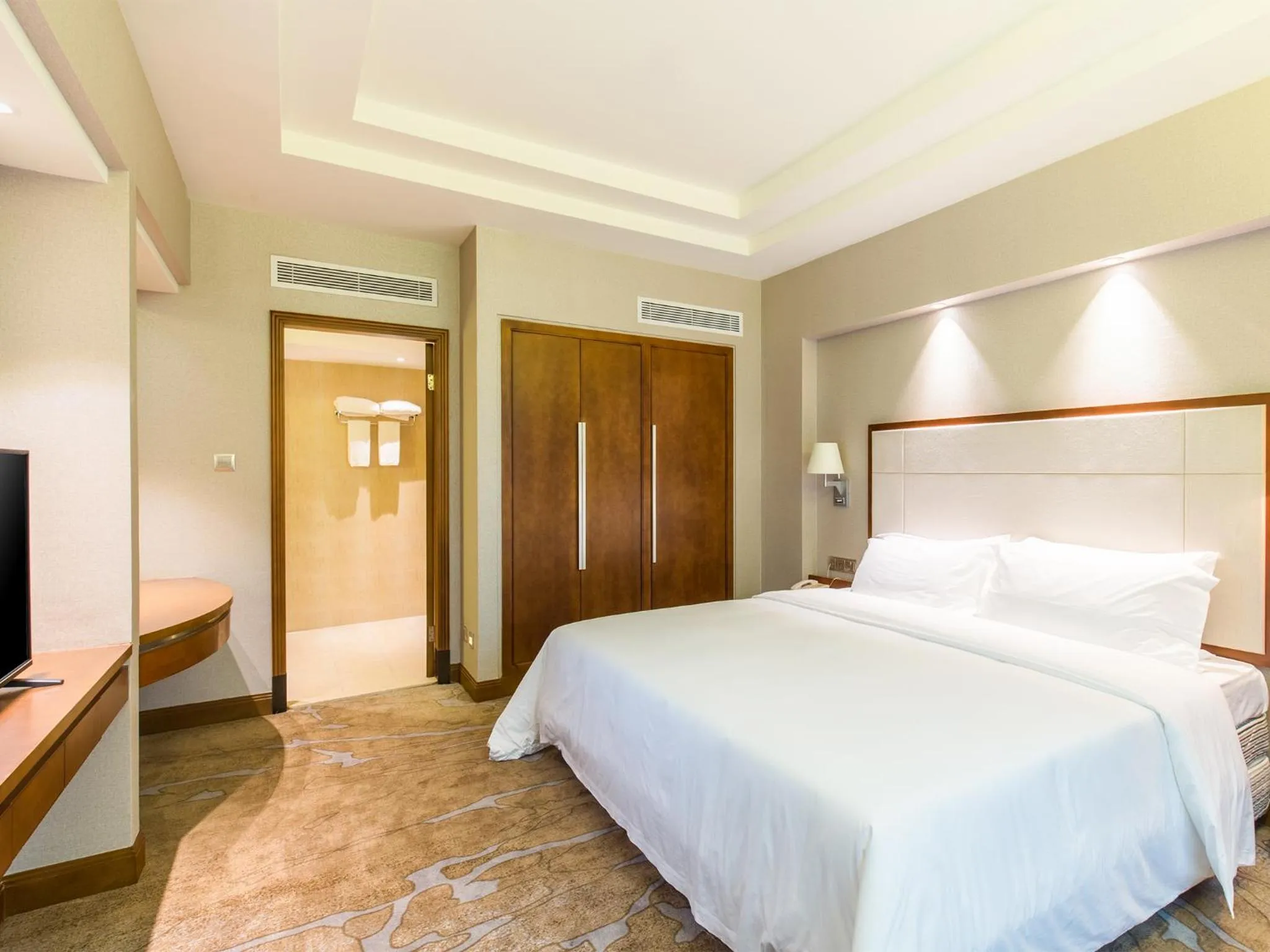 Photo of the whole room, Bed in Wan Yue Grand Skylight Hotel