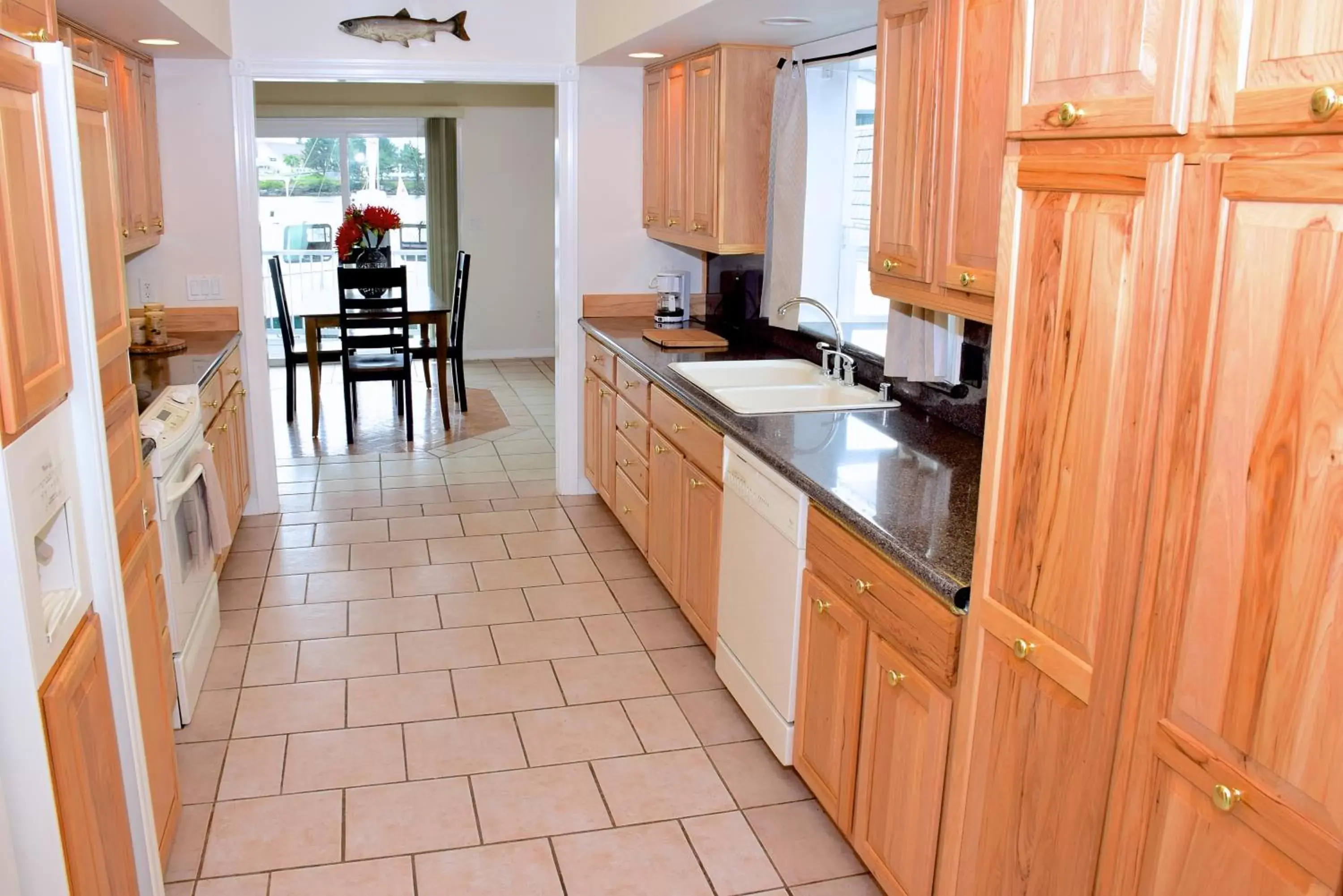 Kitchen/Kitchenette in Longliner Lodge and Suites