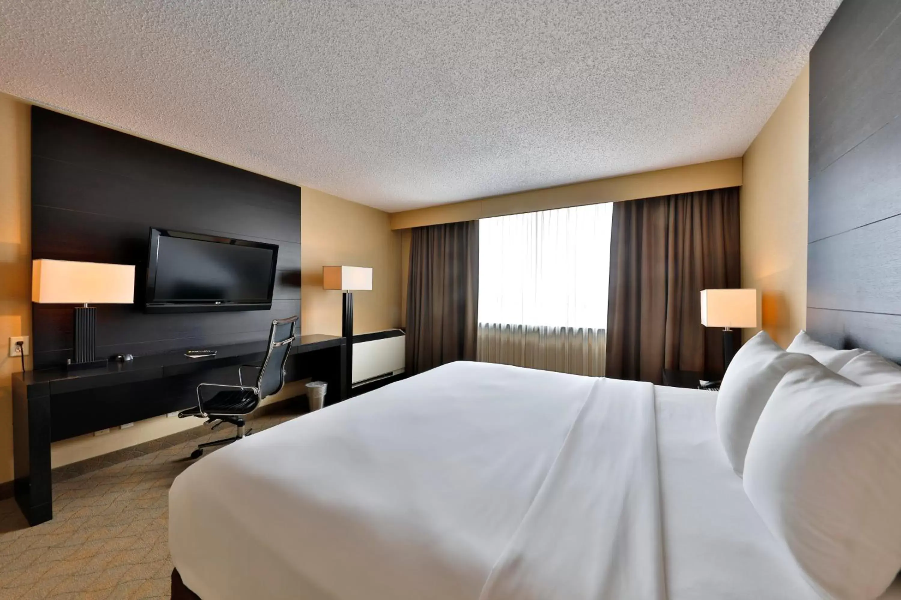 TV and multimedia, Bed in Radisson Hotel & Convention Center Edmonton