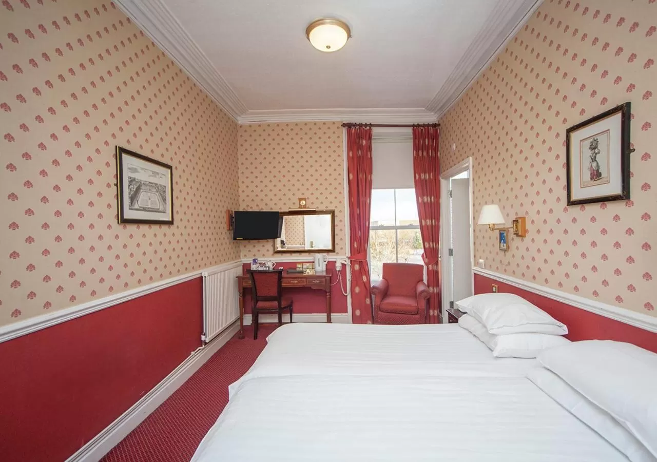 Bedroom, Bed in The Royal Hotel