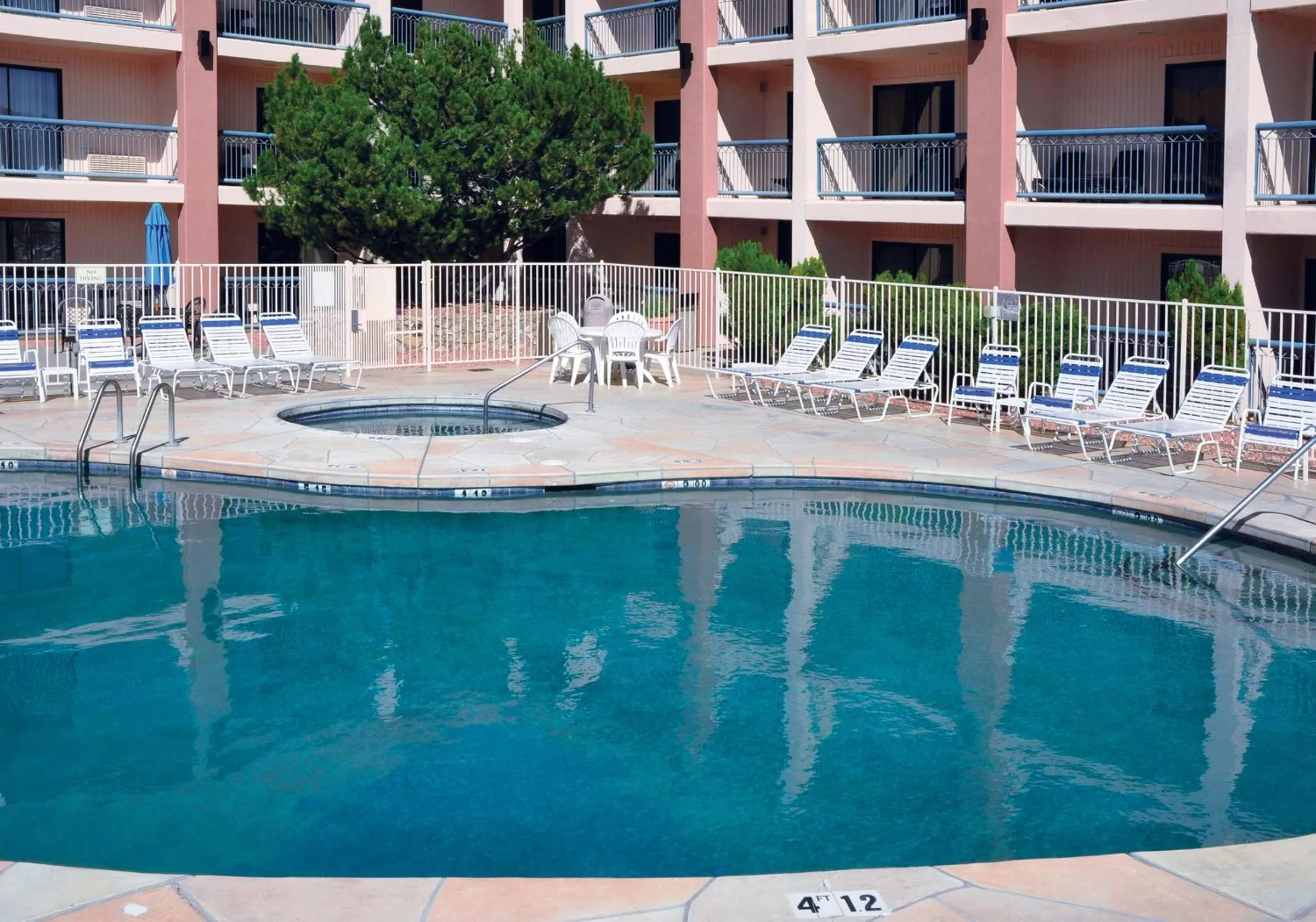 Swimming pool in Grand Canyon Plaza Hotel-South Rim