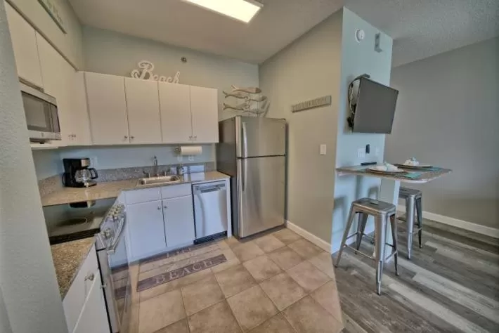 Kitchen or kitchenette in Deluxe Beachfront Studio, Shores of Panama, Oceanviews and Updated