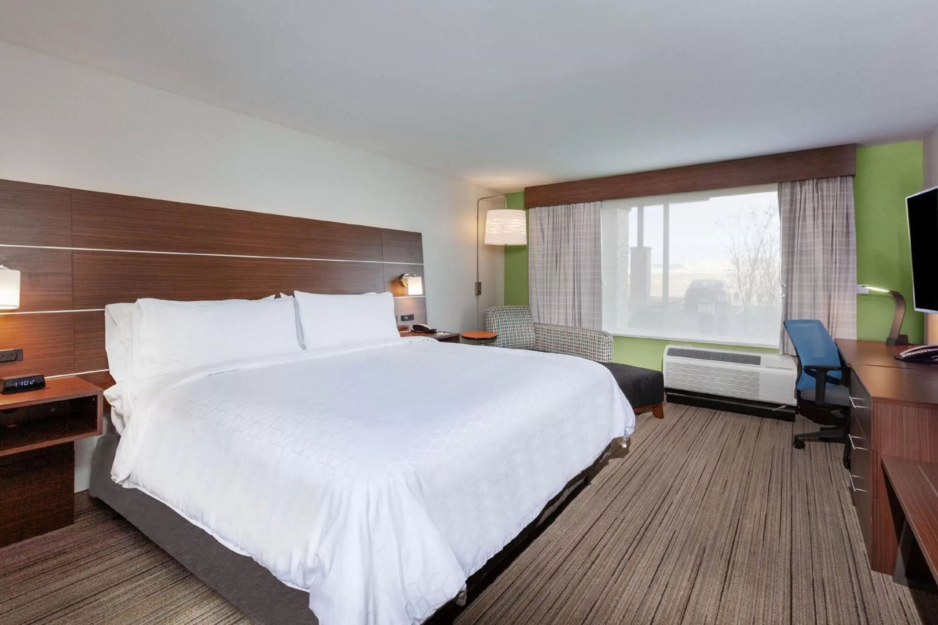Photo of the whole room, Bed in Holiday Inn Express & Suites - Tulsa Northeast - Owasso by IHG