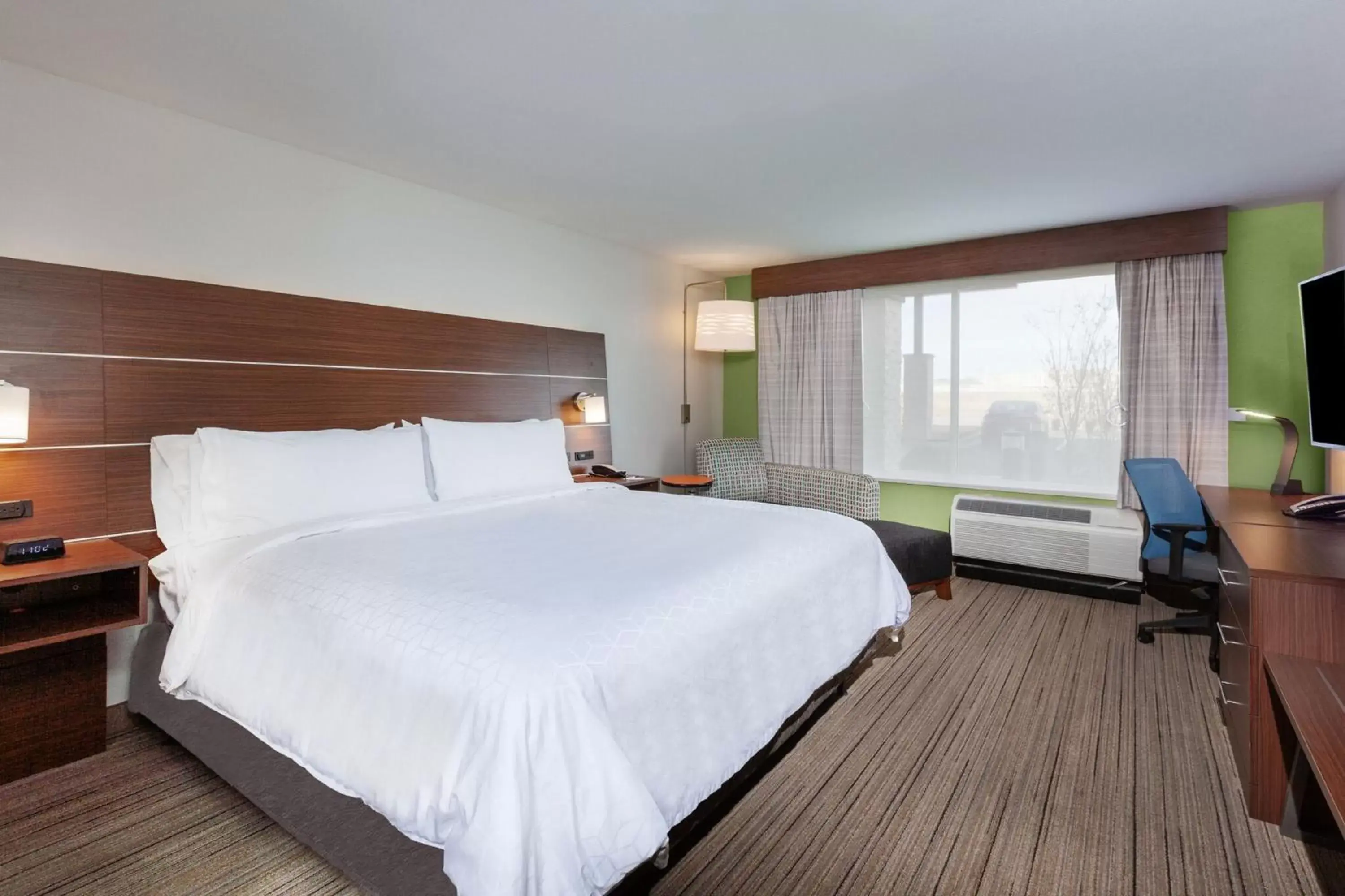 Standard King Room in Holiday Inn Express & Suites - Tulsa Northeast - Owasso by IHG Standard King Room in Holiday Inn Express & Suites - Tulsa Northeast - Owasso by IHG