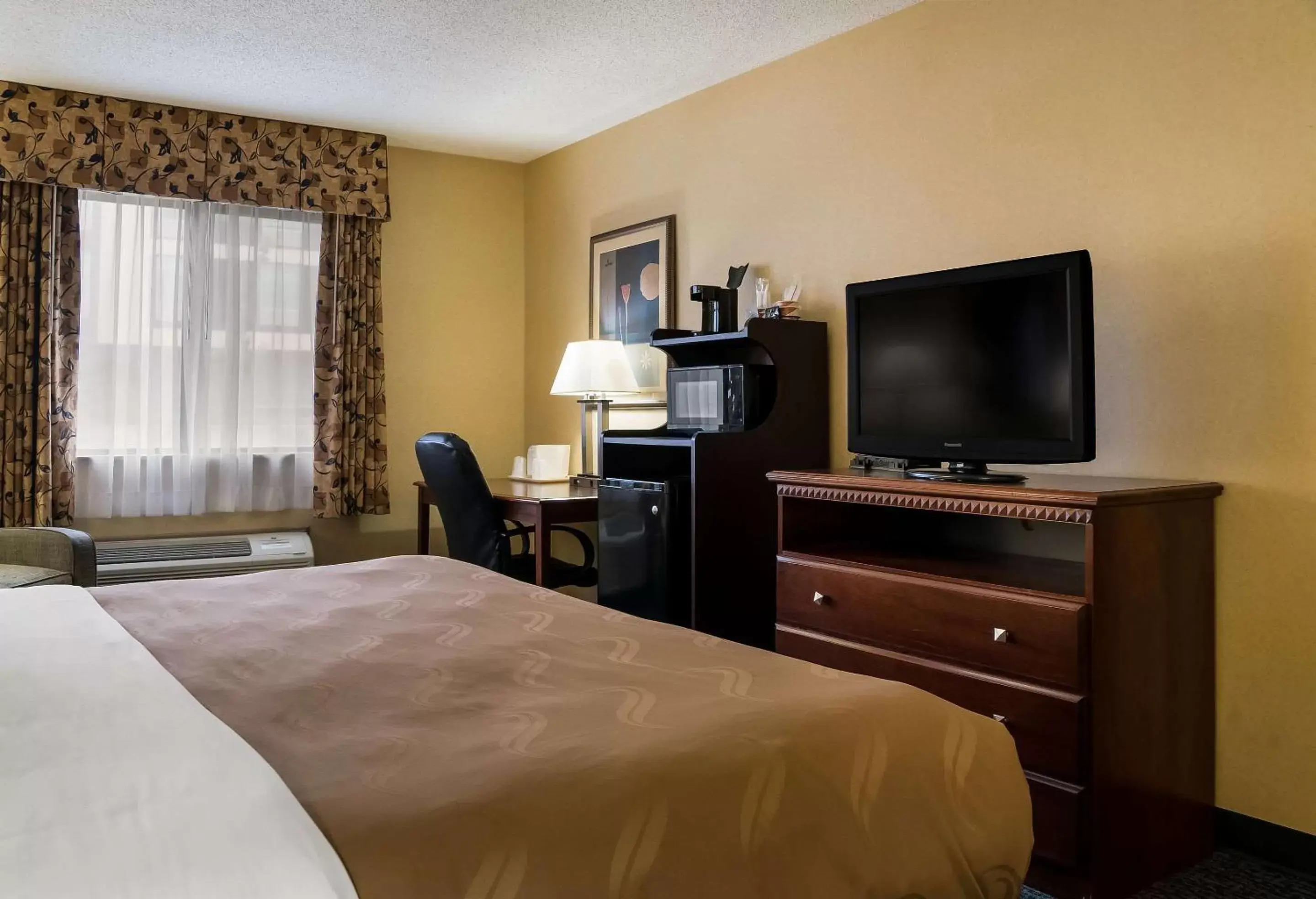 Bedroom, TV/Entertainment Center in Quality Inn