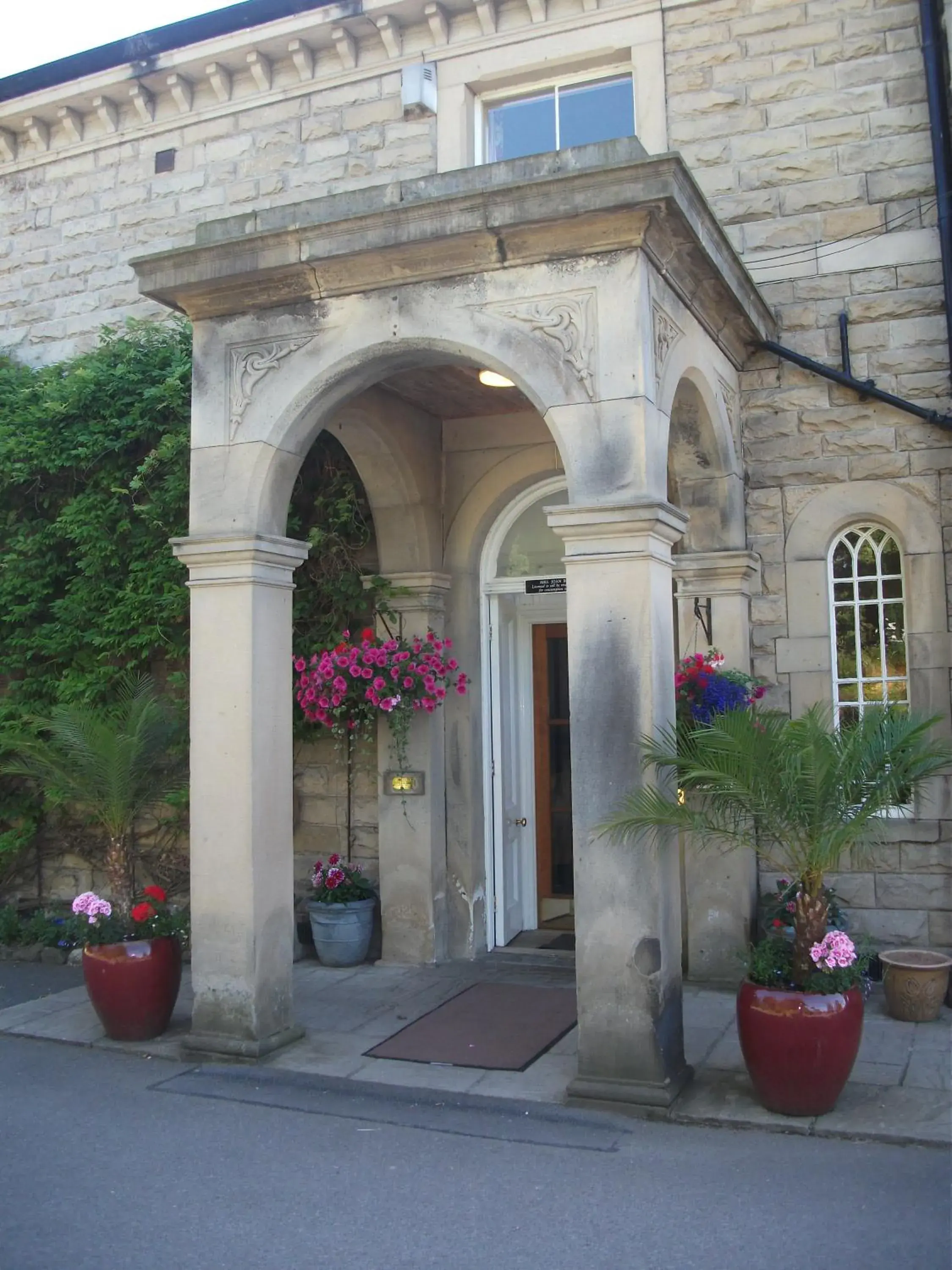 Facade/entrance in Hundith Hill Hotel