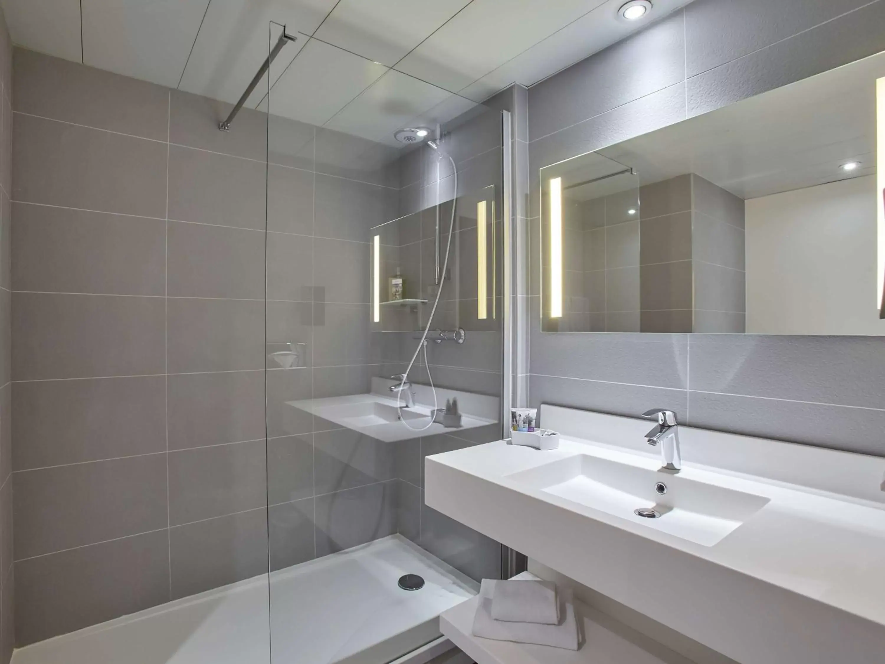 Photo of the whole room, Bathroom in Mercure Paris Roissy CDG