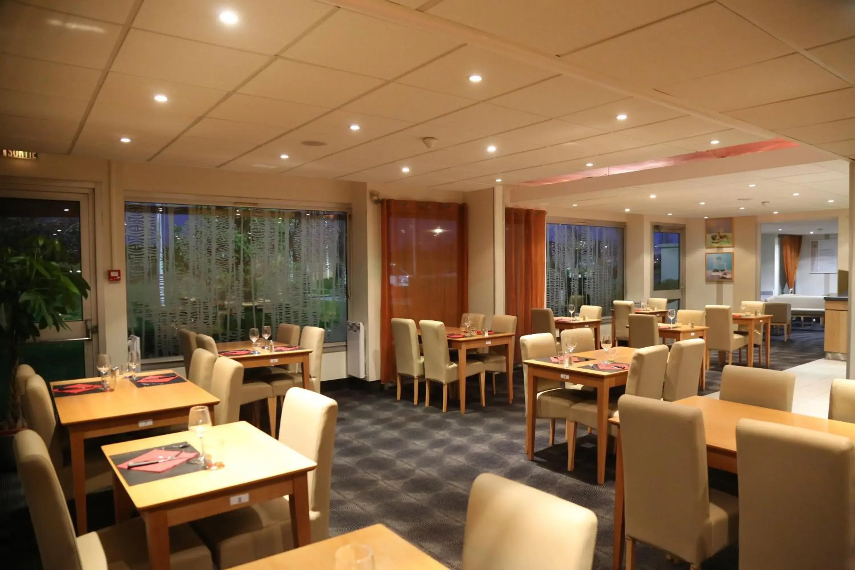 Restaurant/Places to Eat in ibis Styles Orleans