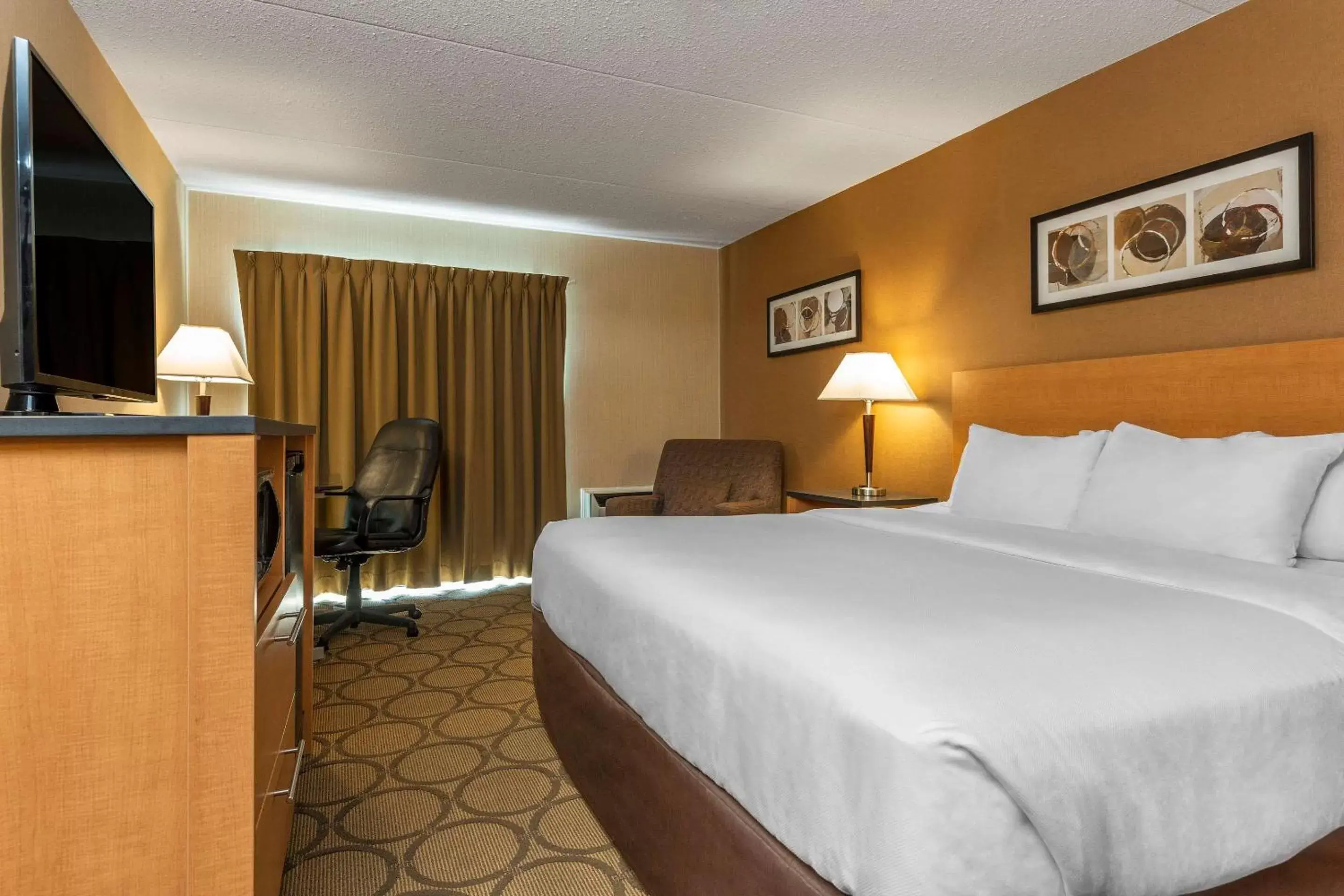 Bedroom, Bed in Comfort Inn Airport East