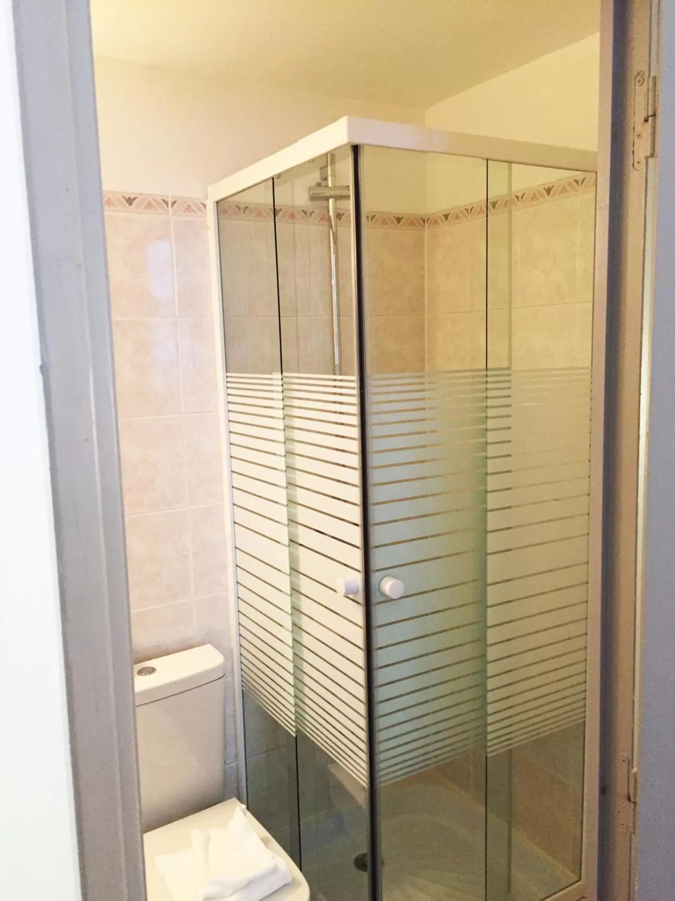 Shower, Bathroom in Hotel Riviera