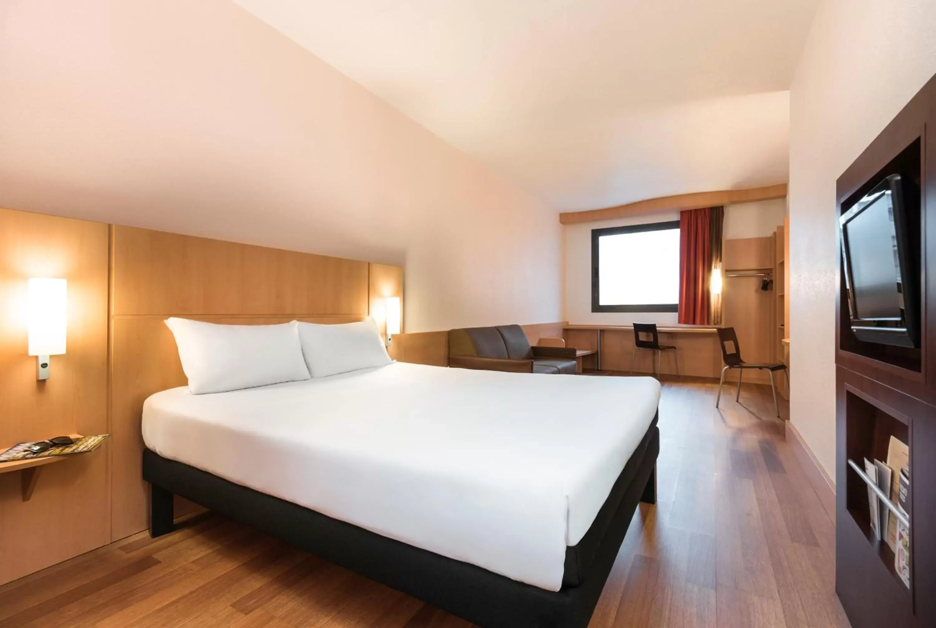 Photo of the whole room, Bed in Ibis Bilbao Centro