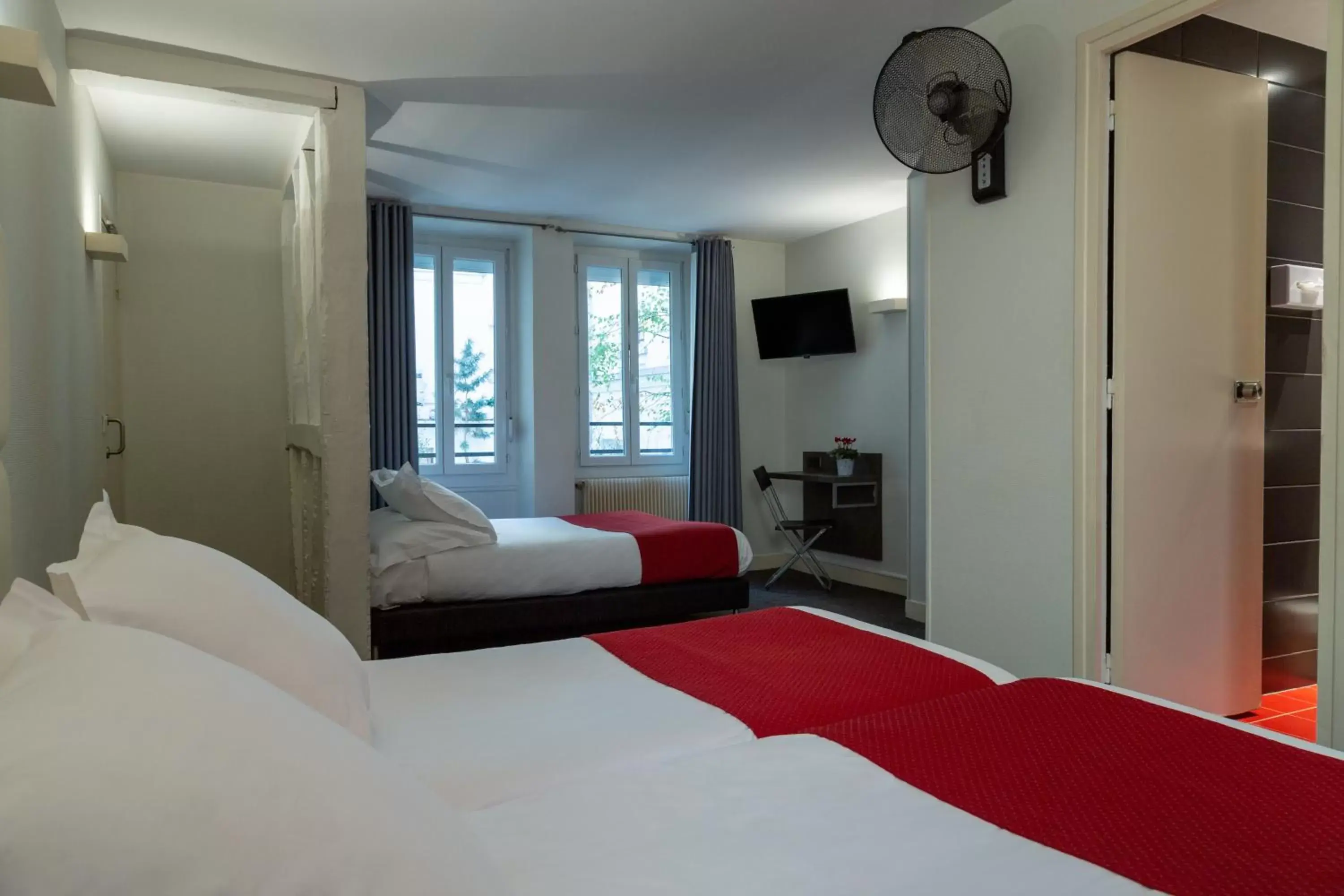 Bed in The Originals City, Hôtel Lecourbe, Paris Tour Eiffel (Inter-Hotel)