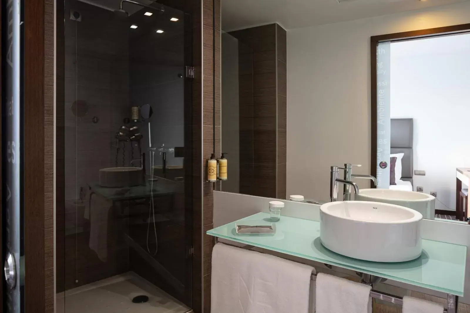 Shower, Bathroom in NEYA Lisboa Hotel