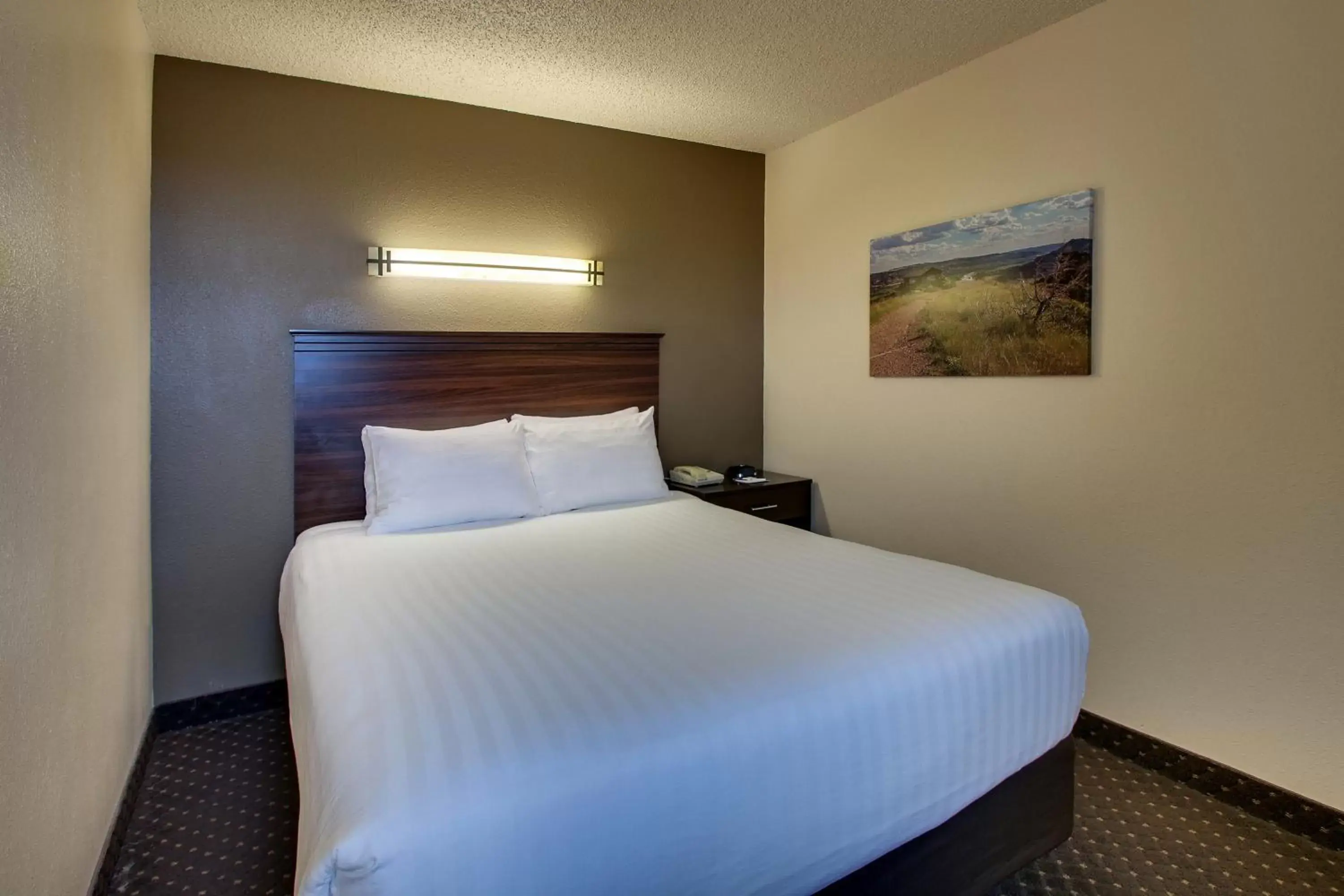 Bed in EverSpring Inn & Suites