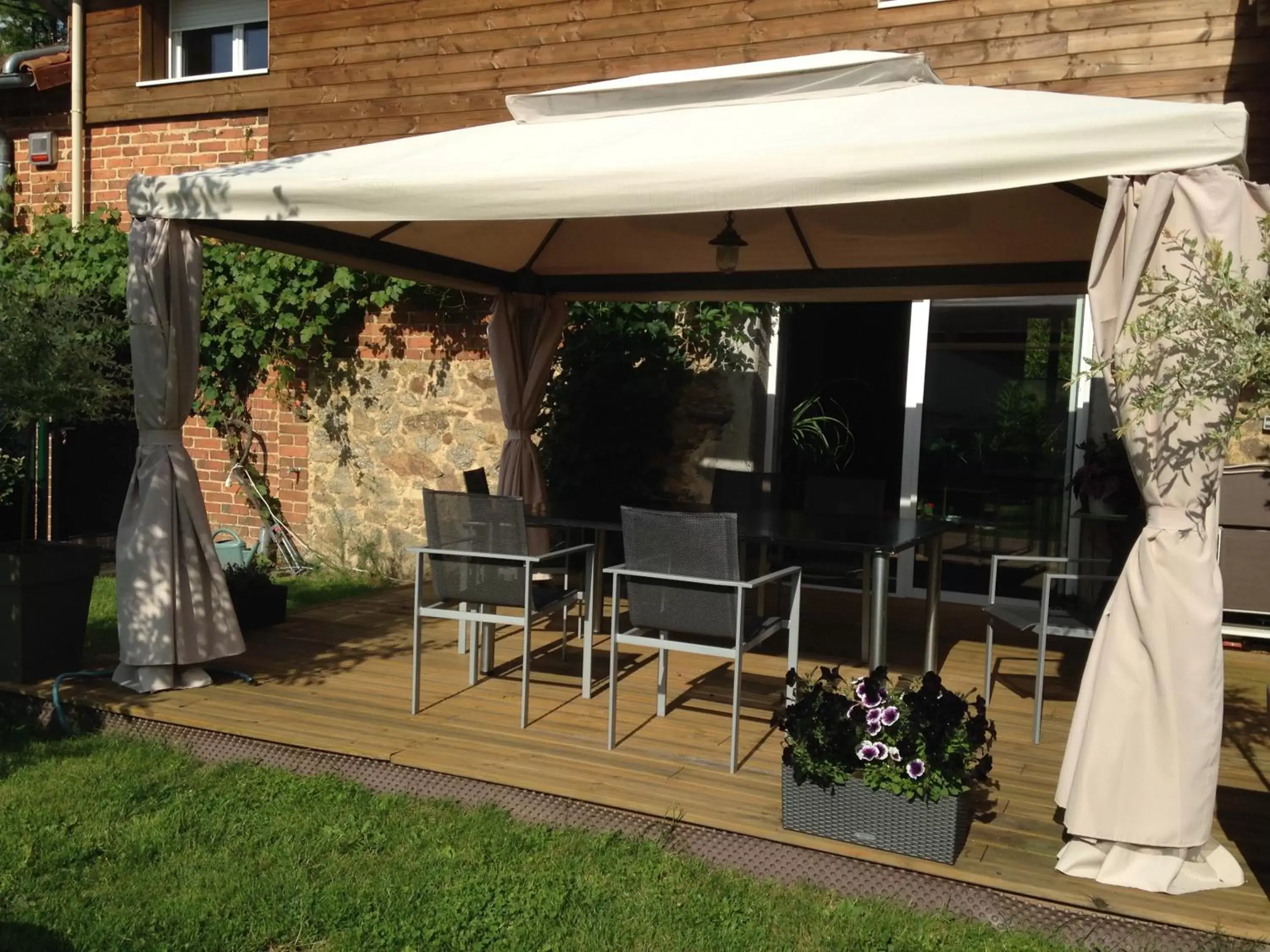 Patio, BBQ Facilities in Les Chambres Lauryvan