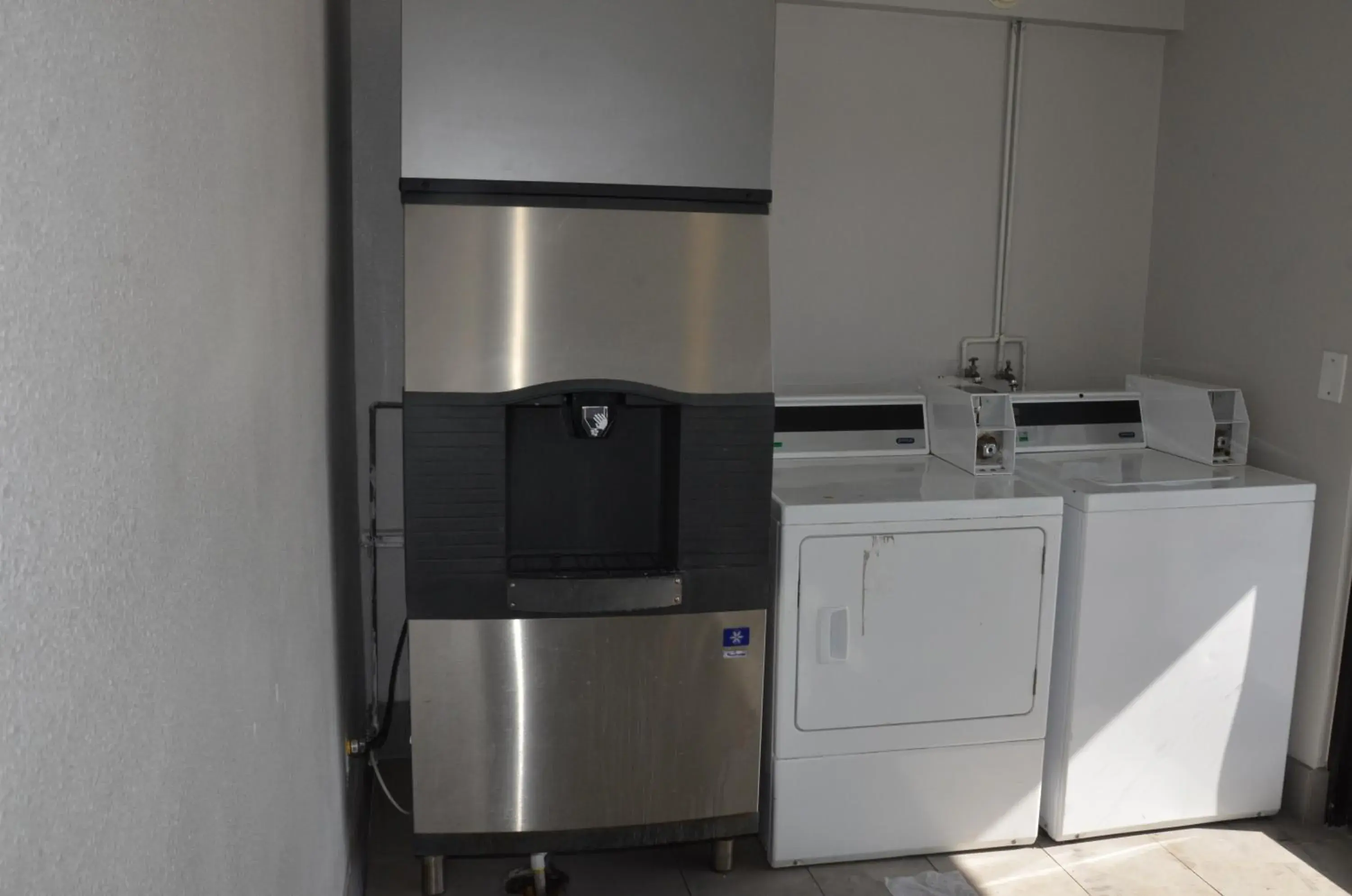 washing machine, Kitchen/Kitchenette in BAYMONT INN