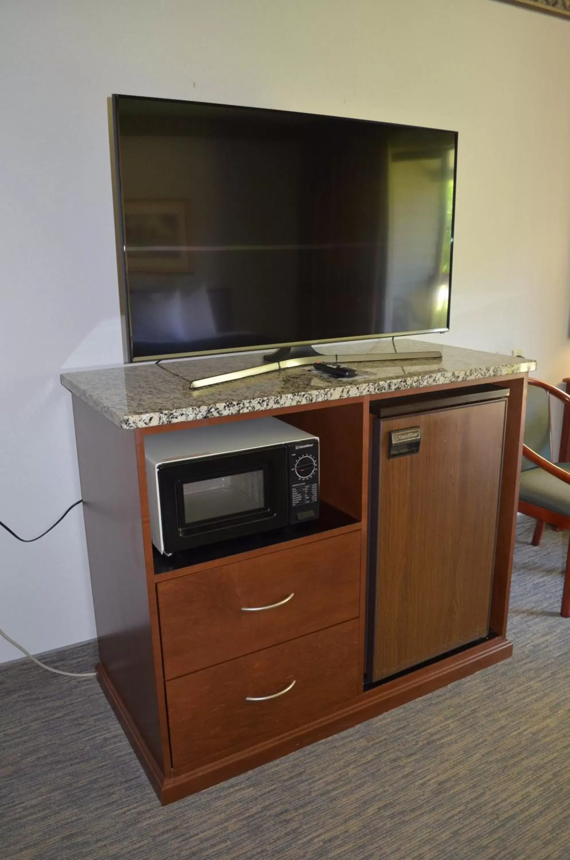 TV and multimedia, TV/Entertainment Center in Shilo Inns Suites The Dalles