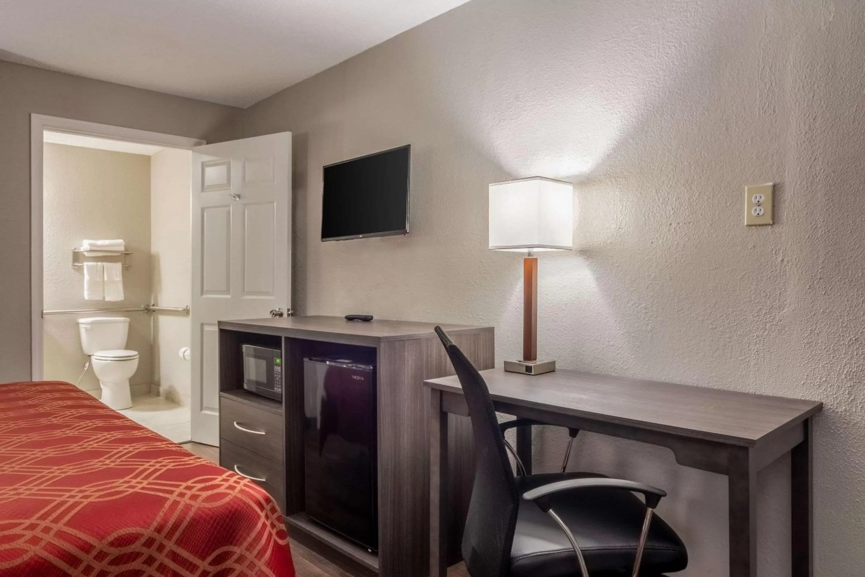 Photo of the whole room, Bed in Econo Lodge East Ridge