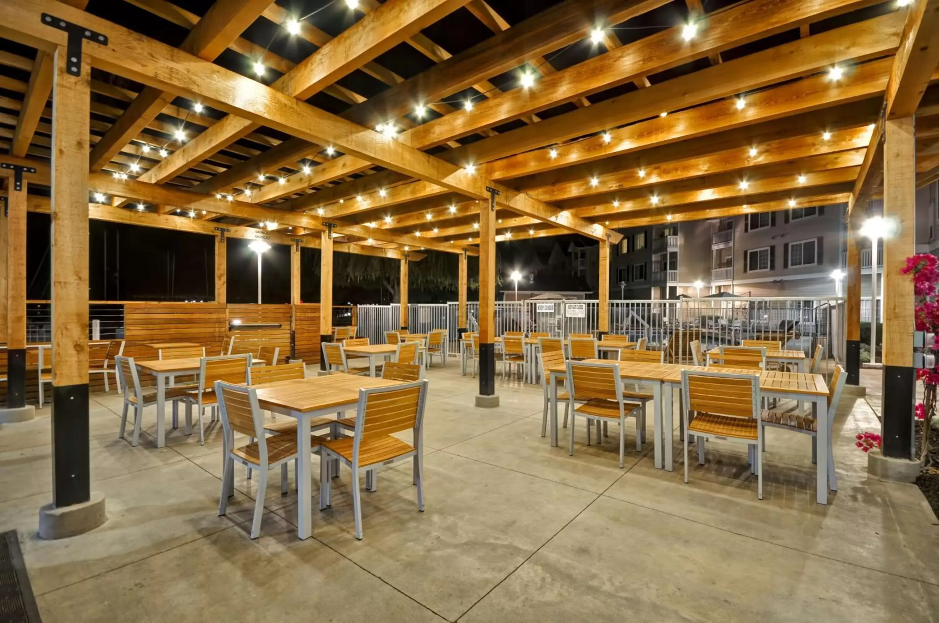 Patio, Restaurant/Places to Eat in Homewood Suites by Hilton - Oakland Waterfront