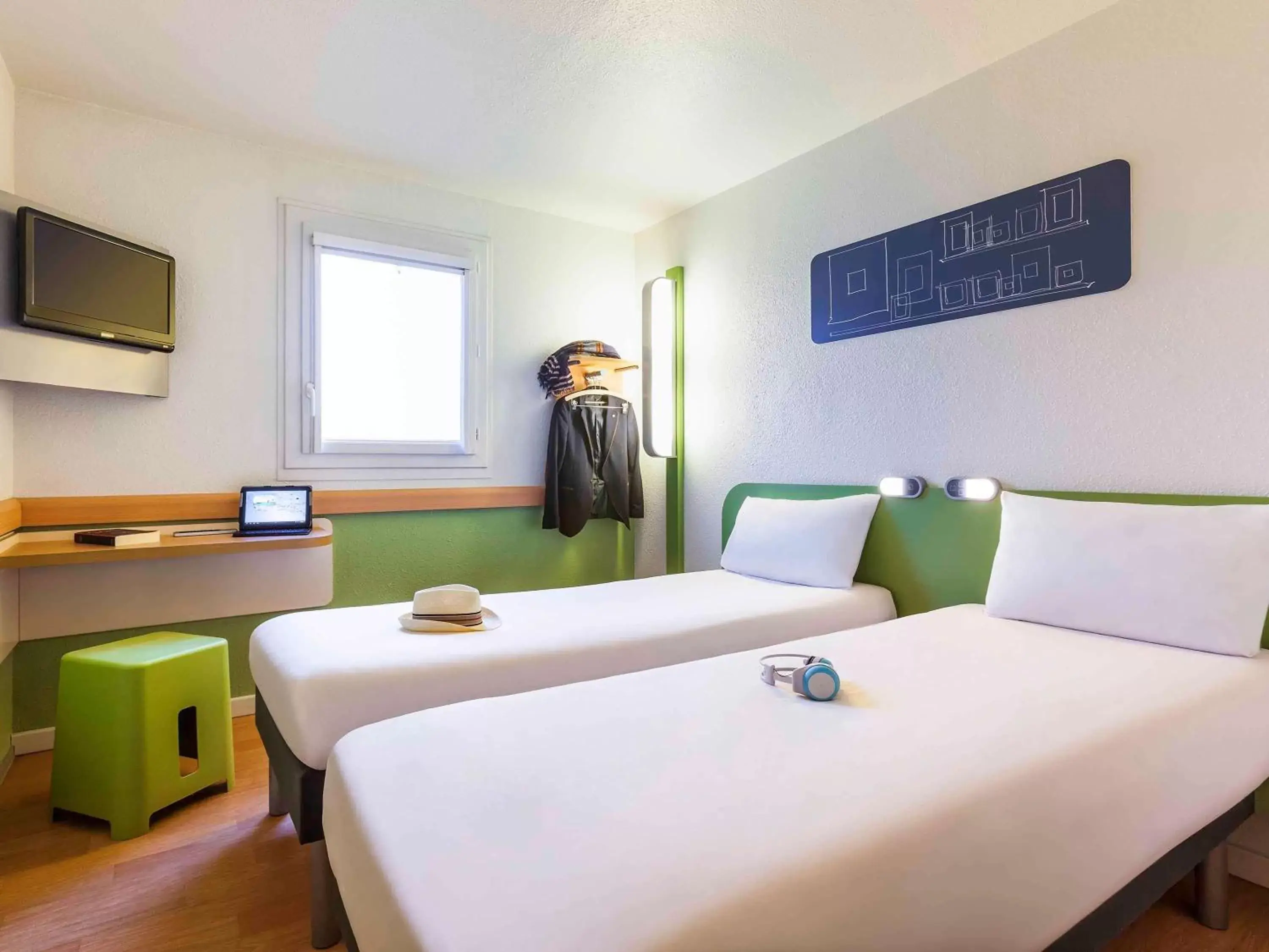Photo of the whole room, Bed in ibis budget Marne la Vallée Pontault Combault