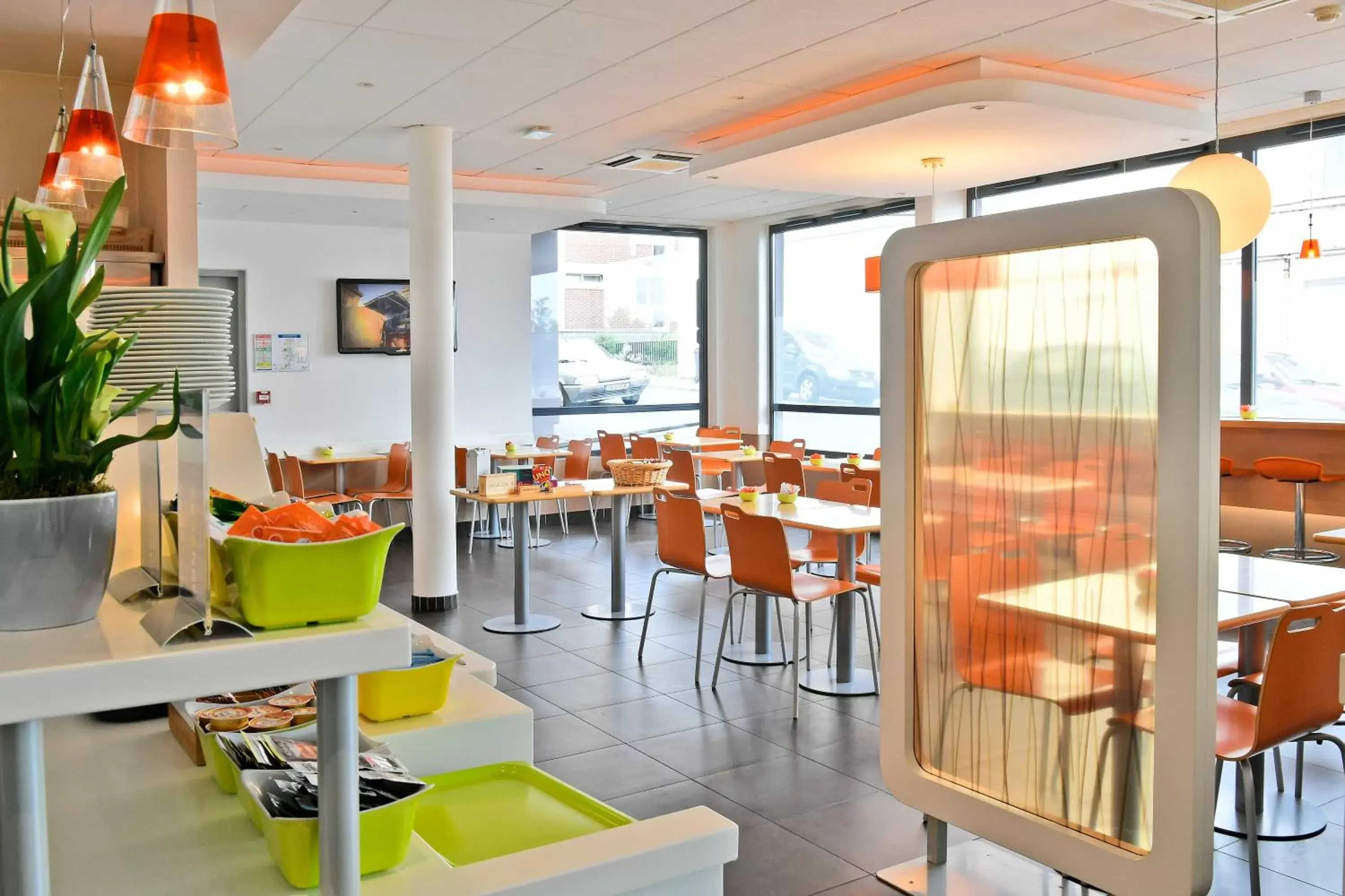 Nearby landmark, Restaurant/Places to Eat in ibis budget Saint-Quentin Centre Gare