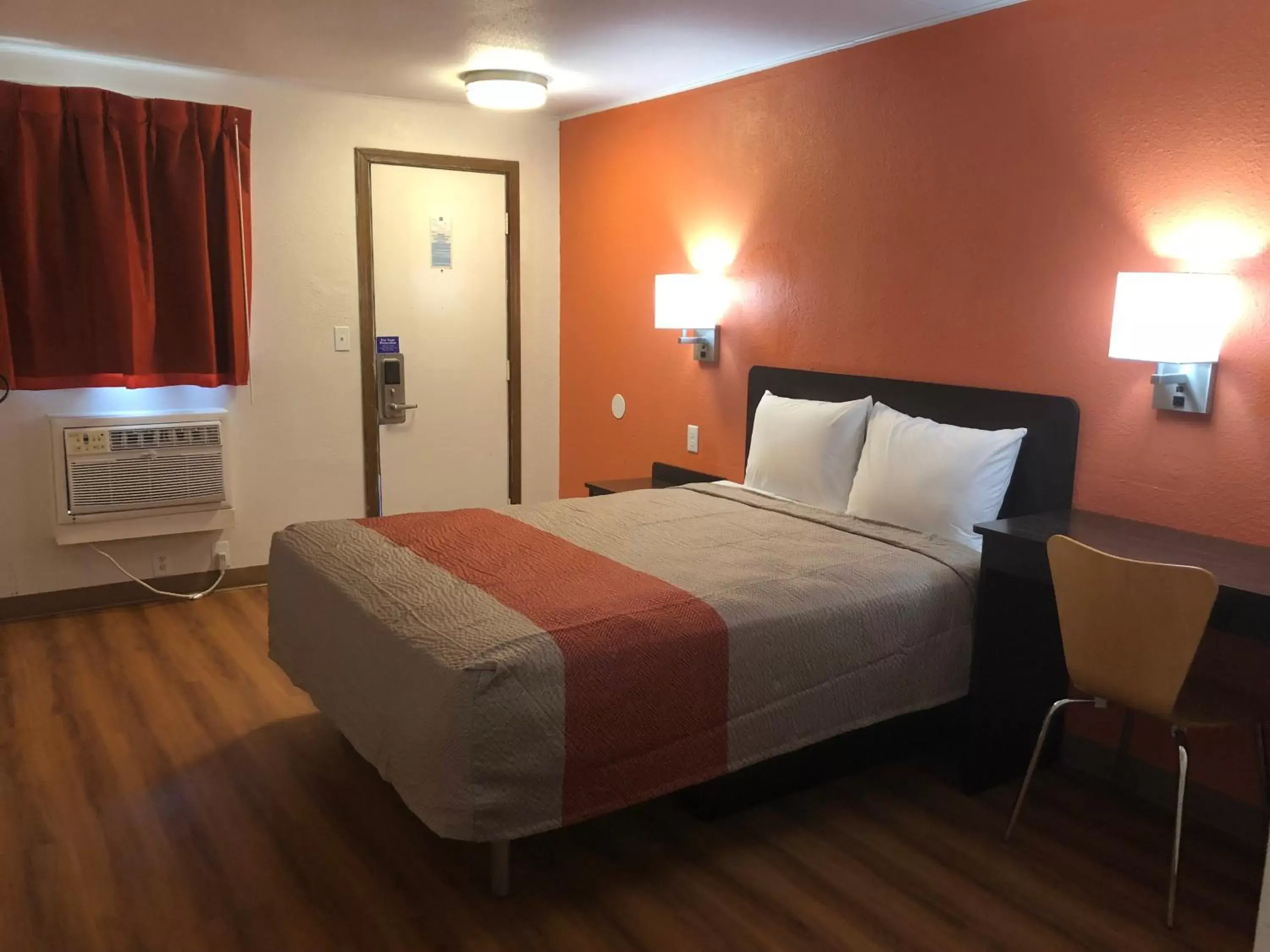 Bedroom, Bed in Motel 6-Sullivan, MO