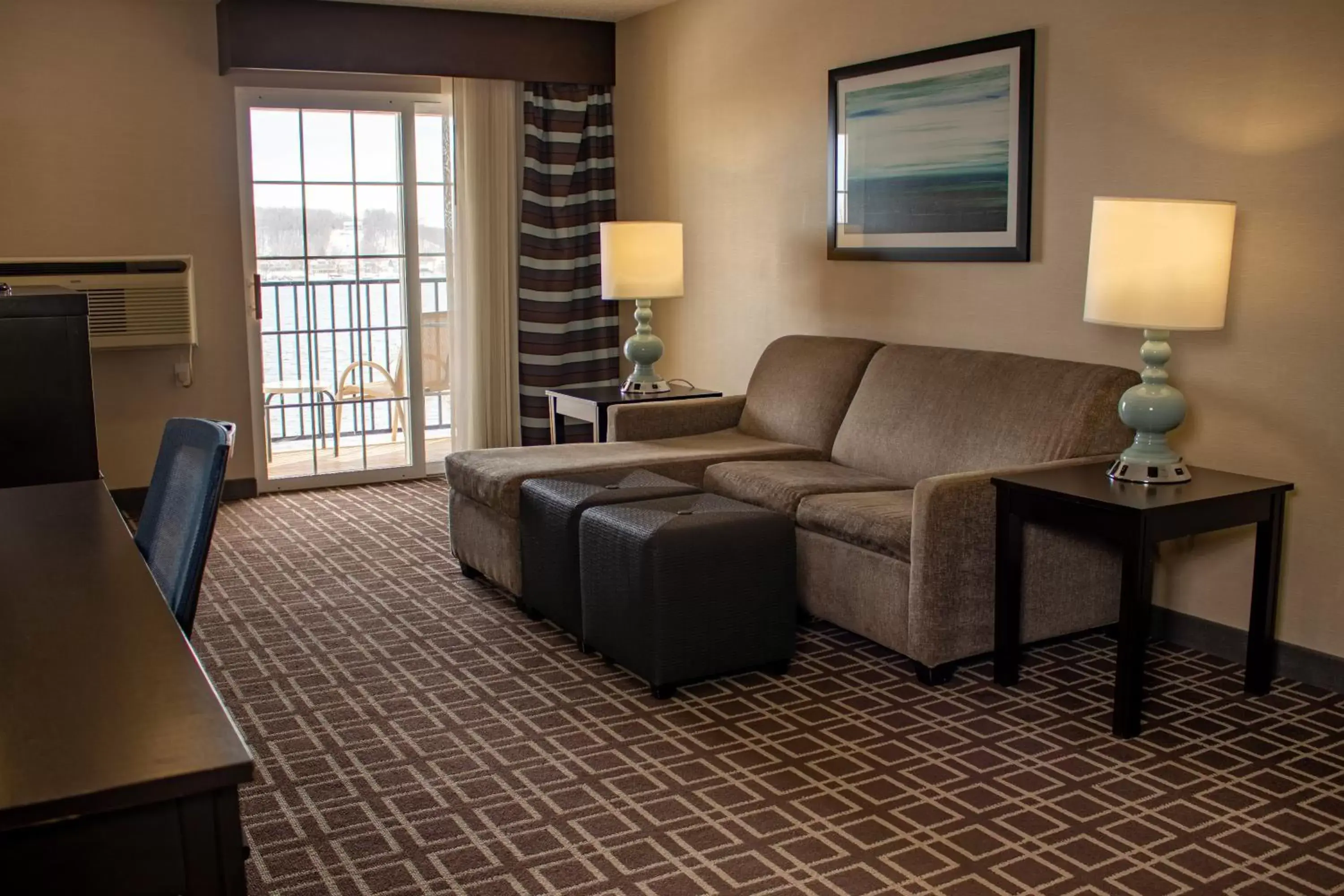 Photo of the whole room, Seating Area in Holiday Inn Express Le Claire Riverfront-Davenport, an IHG Hotel