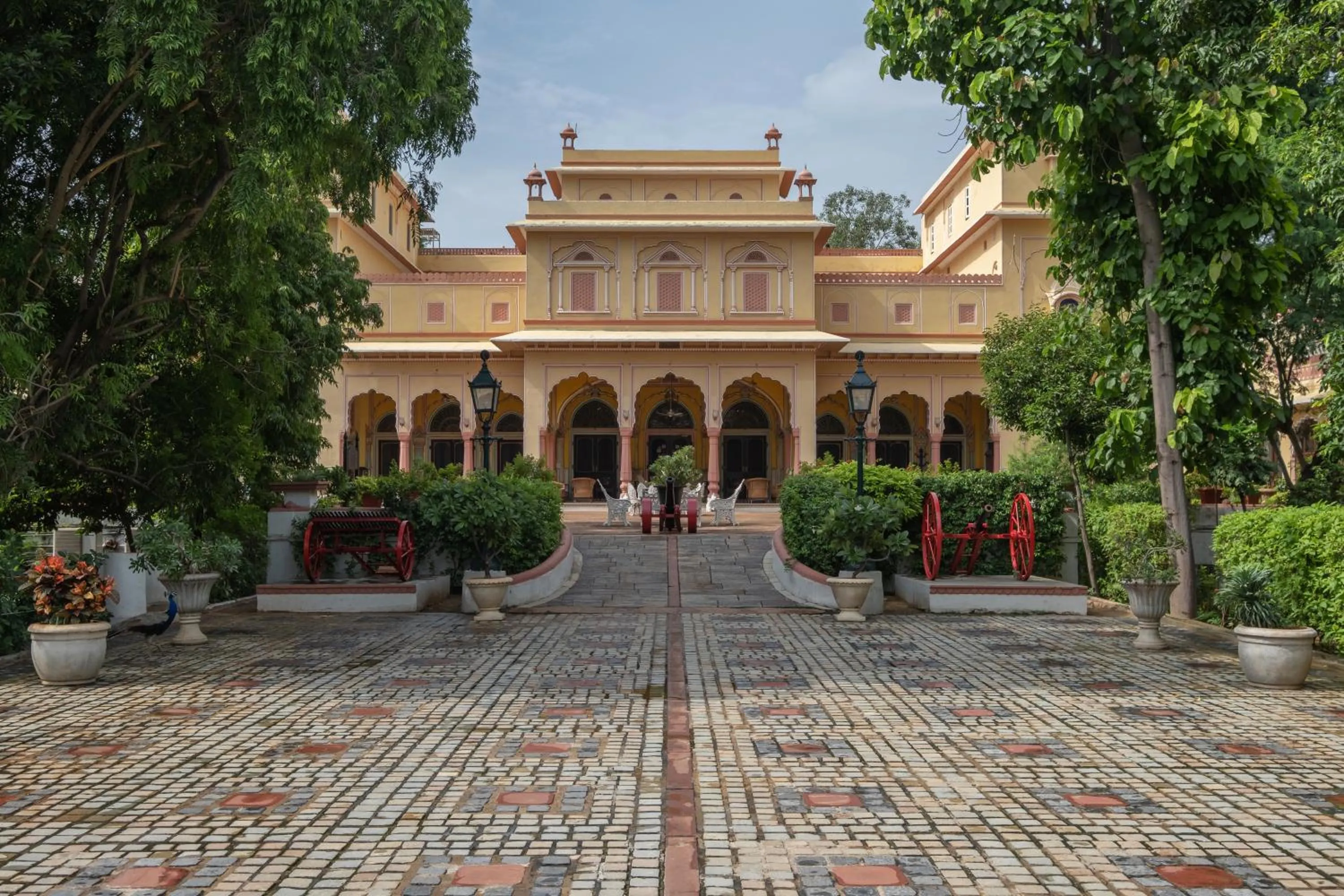 Facade/entrance in Hotel Narain Niwas Palace