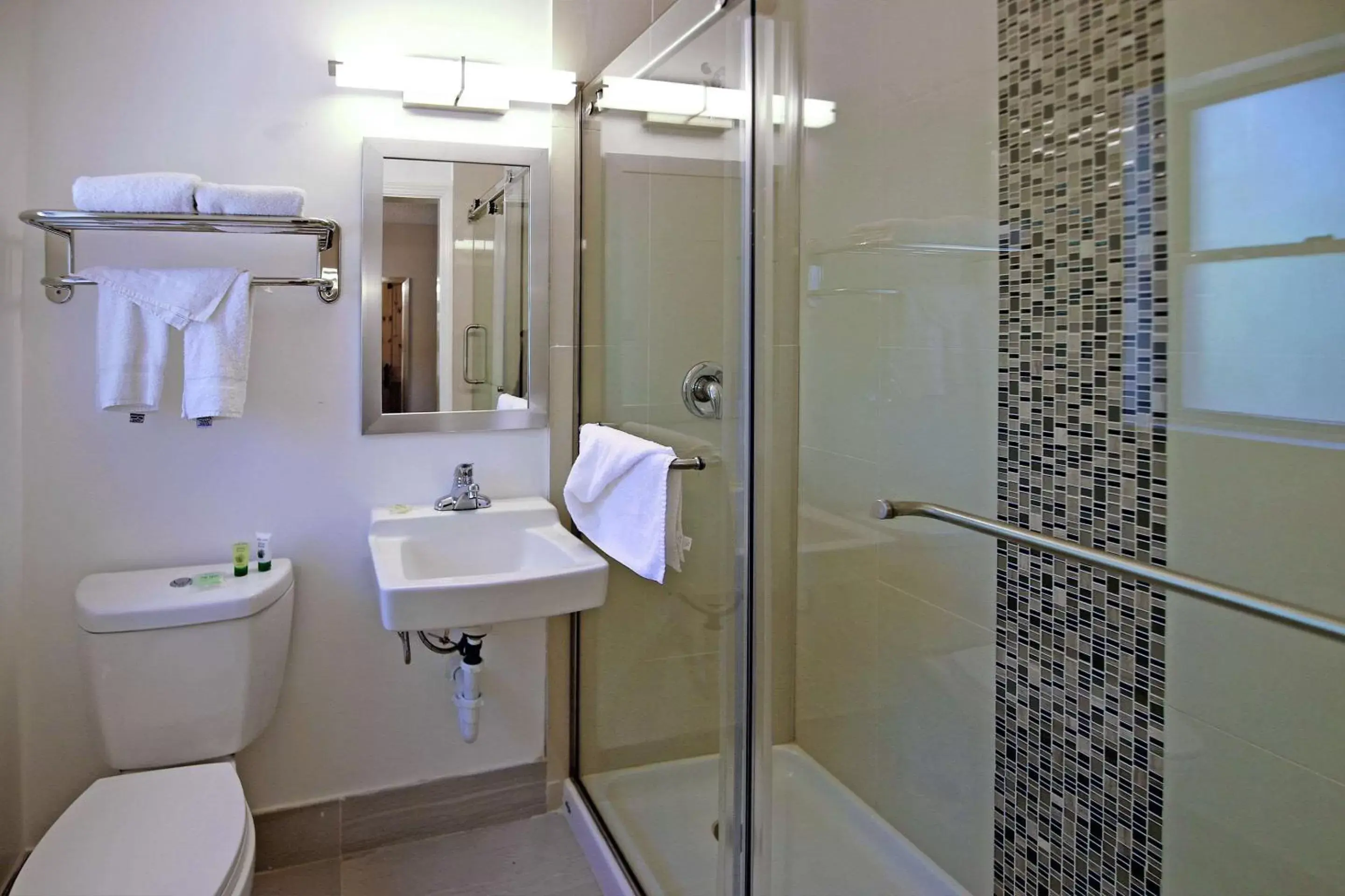 Bathroom in El Sendero Inn, Ascend Hotel Collection