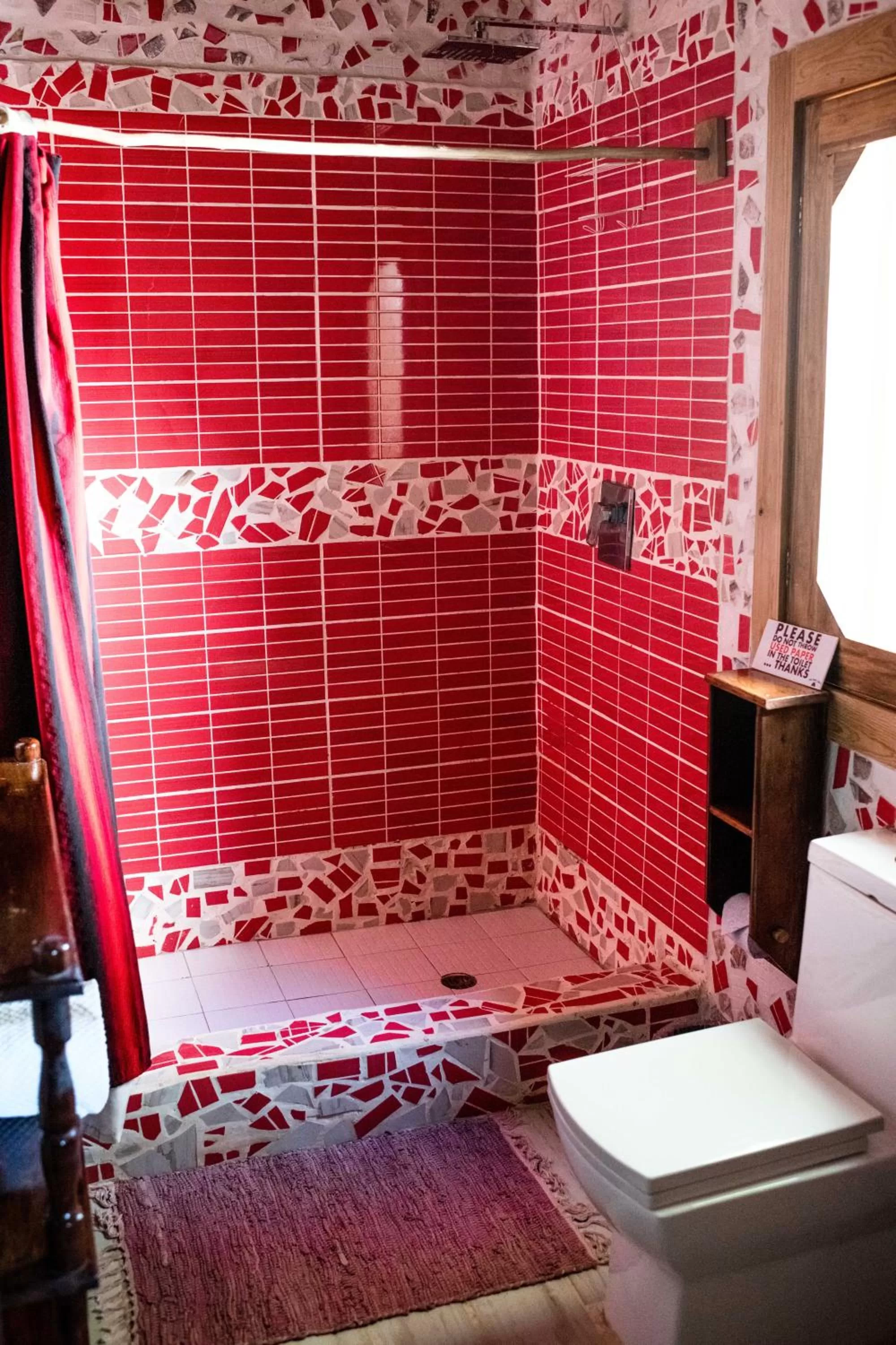 Bathroom, Bed in Pine Ridge Lodge