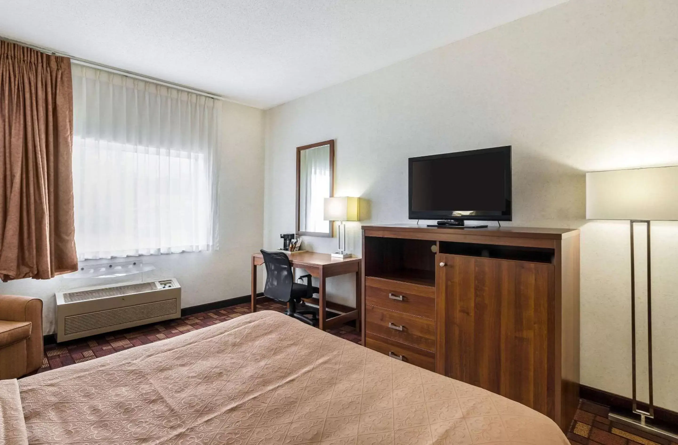 Photo of the whole room, TV/Entertainment Center in Econo Lodge Luverne I-90