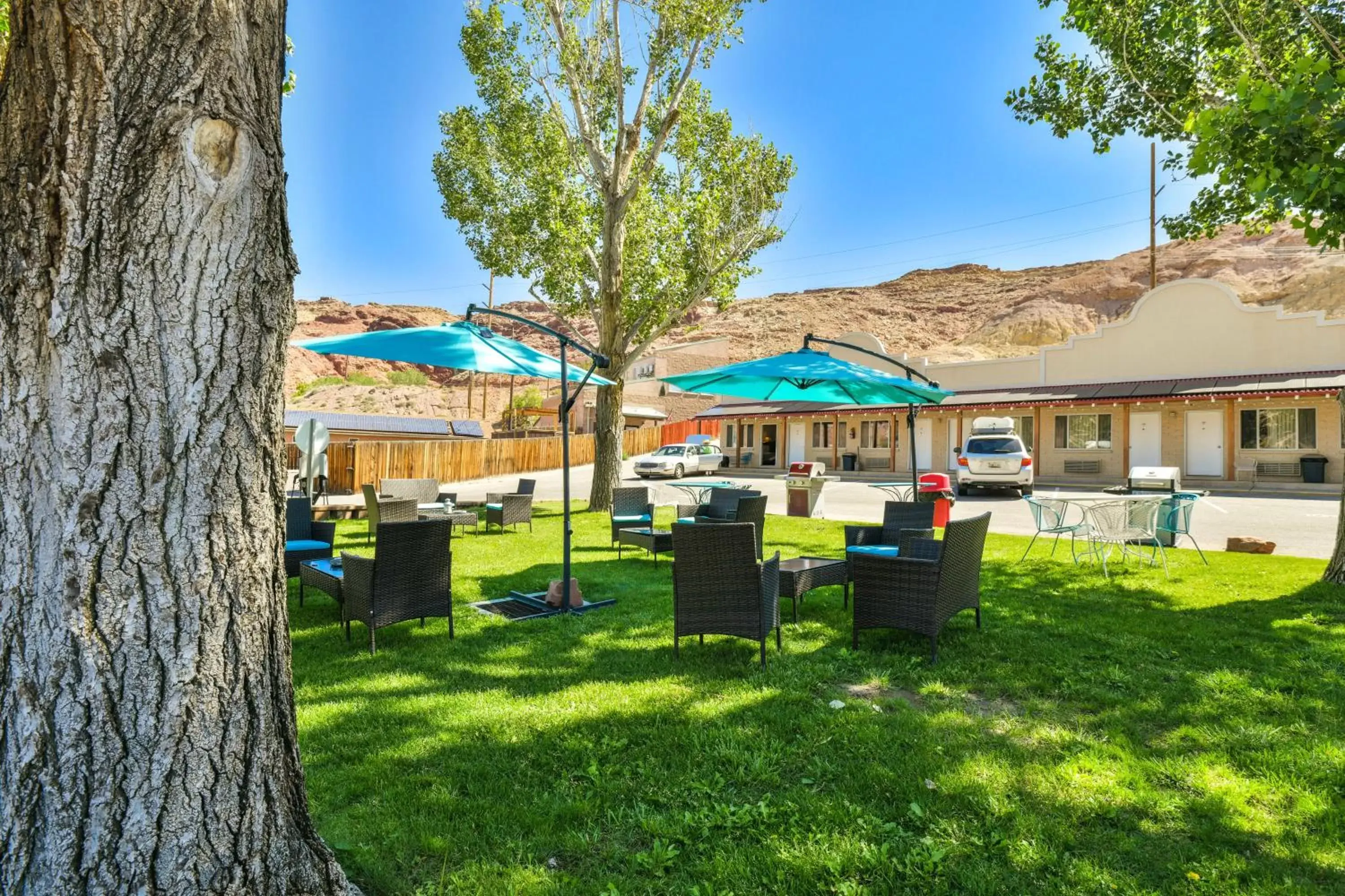 BBQ facilities, Garden in Adventure Inn Moab