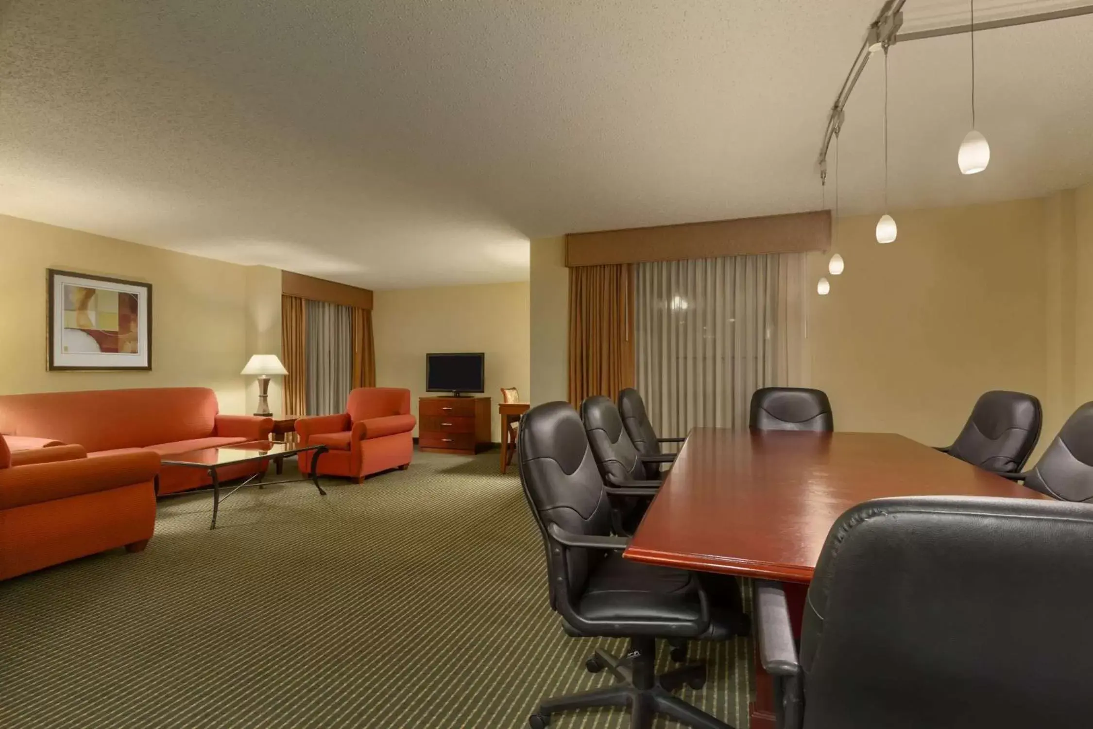 Living room in Embassy Suites Winston-Salem