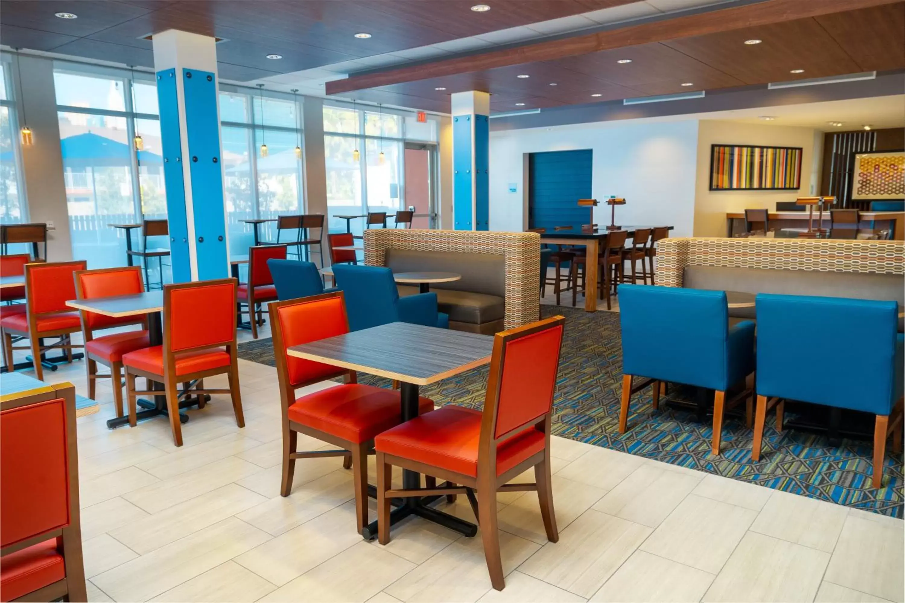 Seating area, Restaurant/Places to Eat in Holiday Inn Express & Suites - Las Vegas - E Tropicana, an IHG Hotel