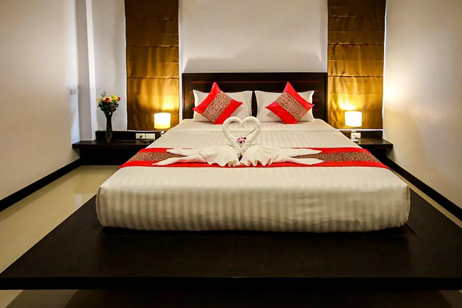 Photo of the whole room, Bed in Lanta Lapaya Resort