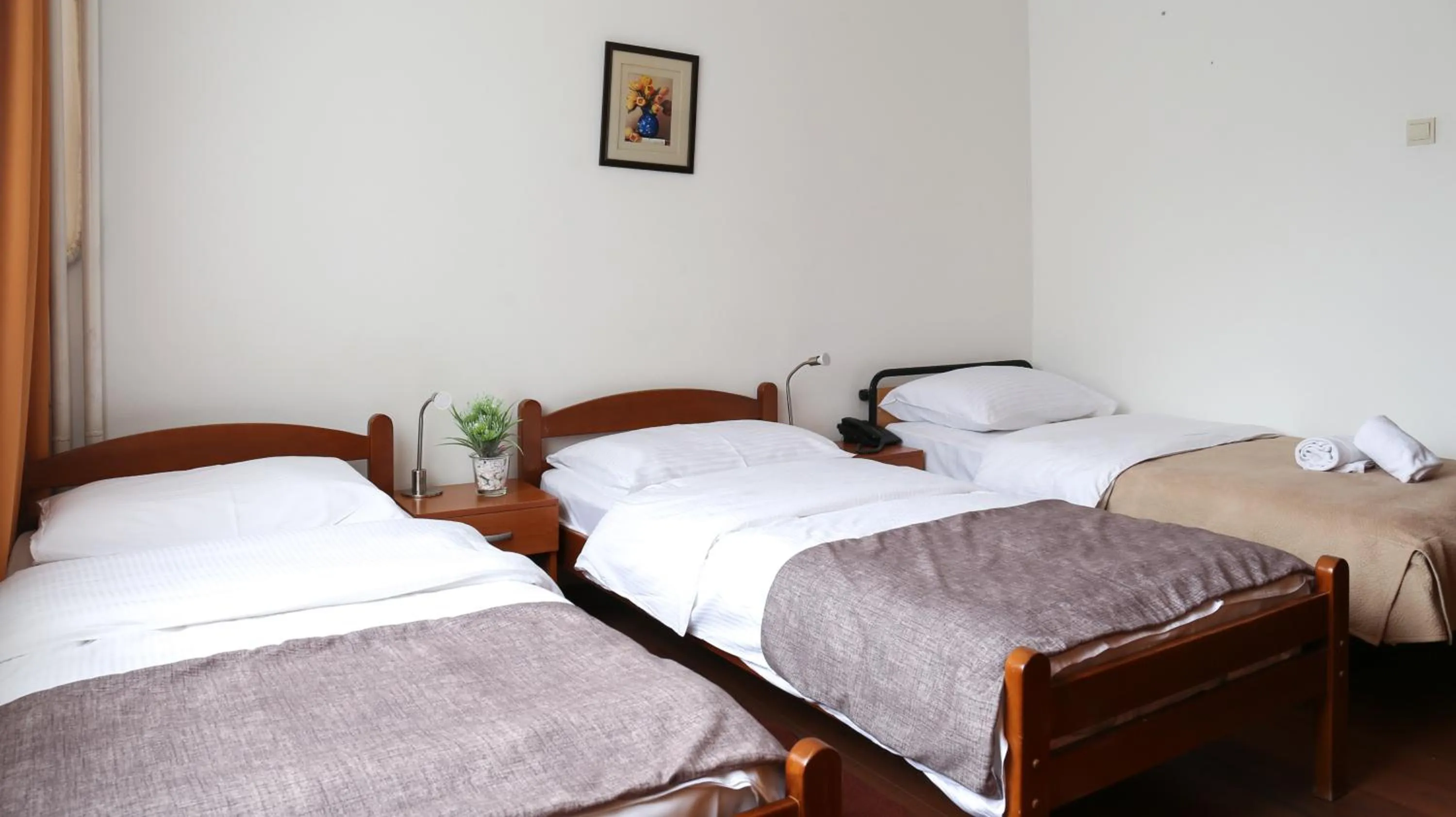 Bed in Hotel Srbija-FREE PARKING