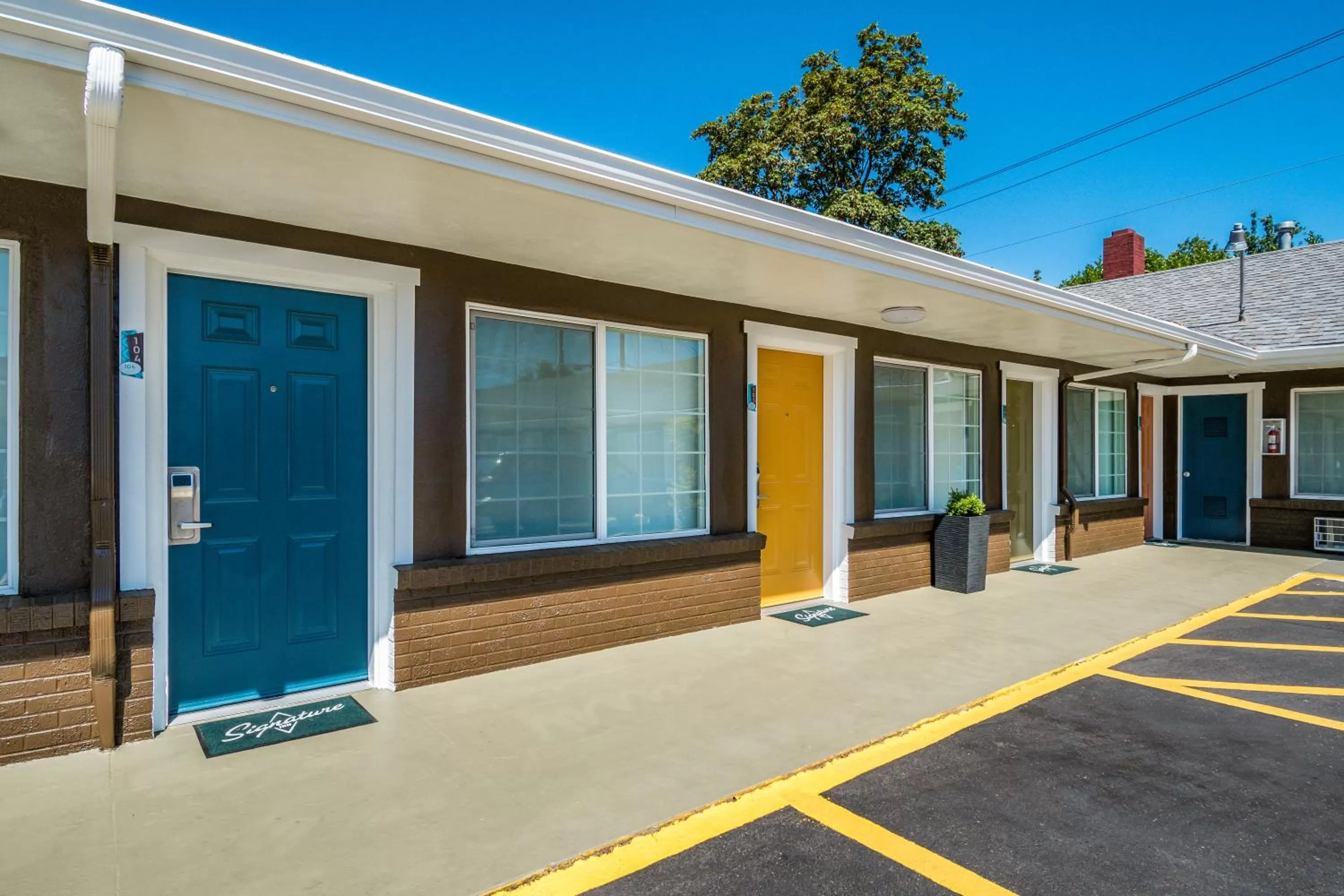 Property building in Signature Inn Eugene