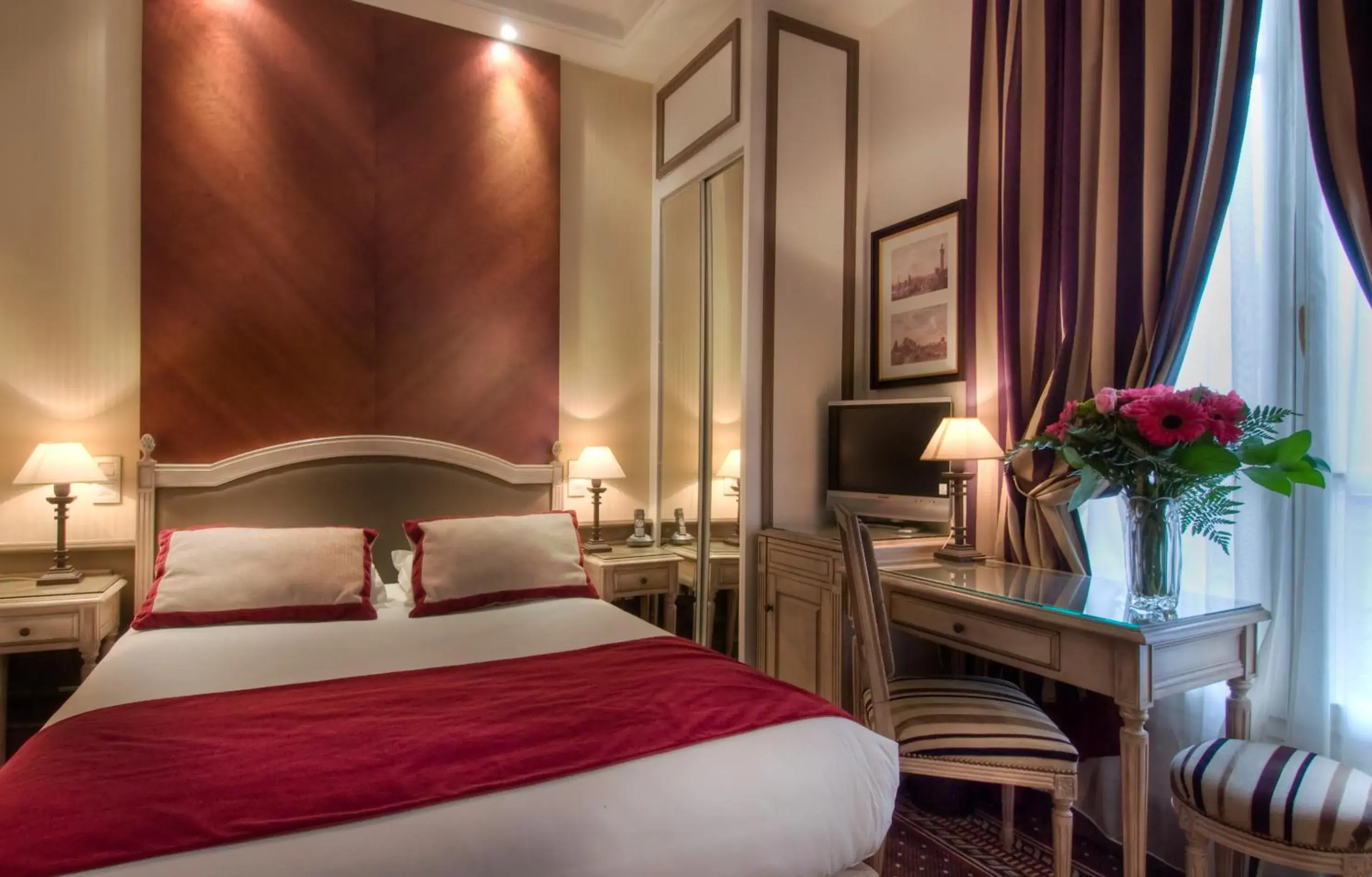 Bed in Best Western Premier Trocadero La Tour Hotel
