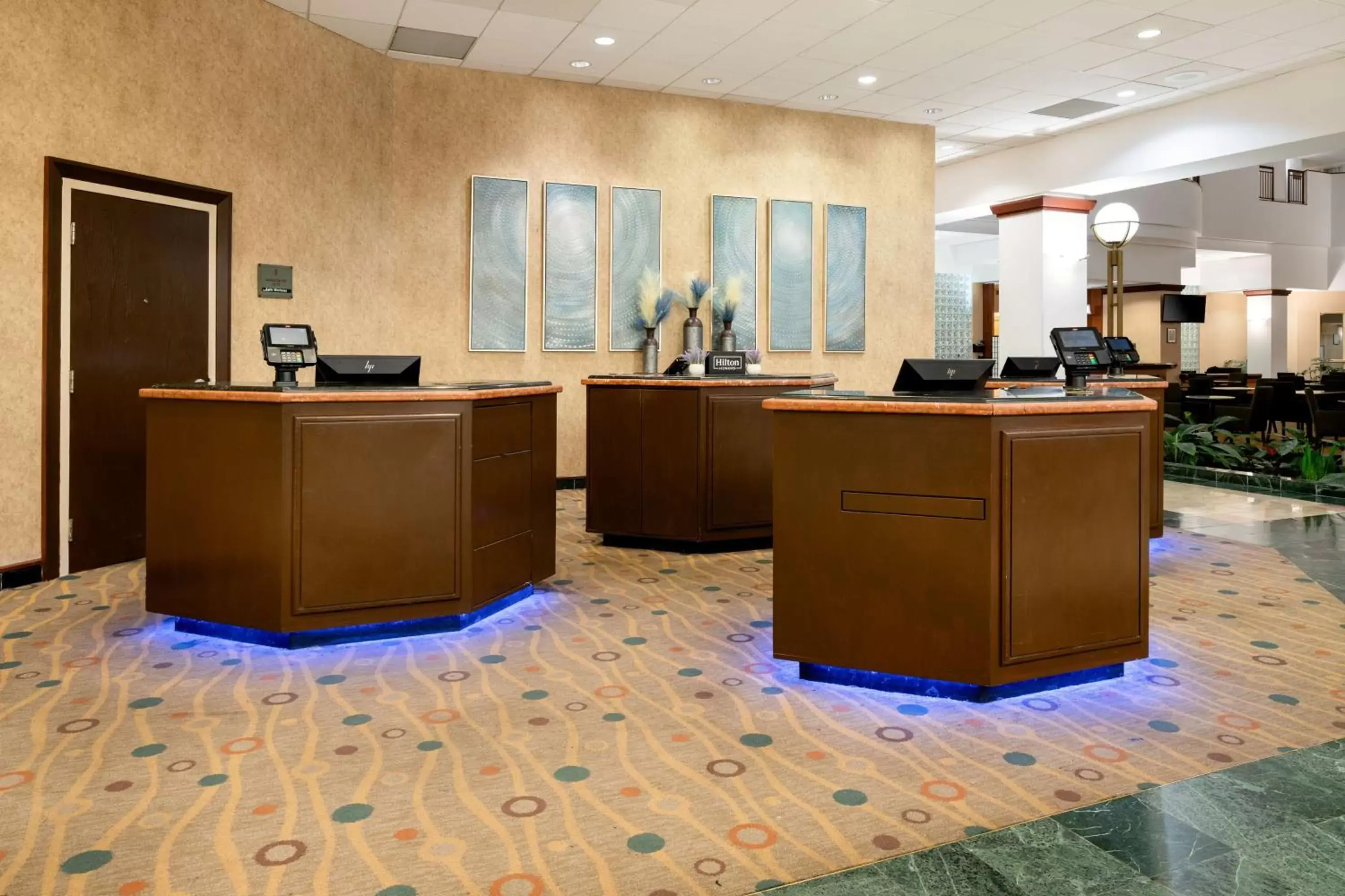 Lobby or reception, Kitchen/Kitchenette in Embassy Suites by Hilton Portland Airport