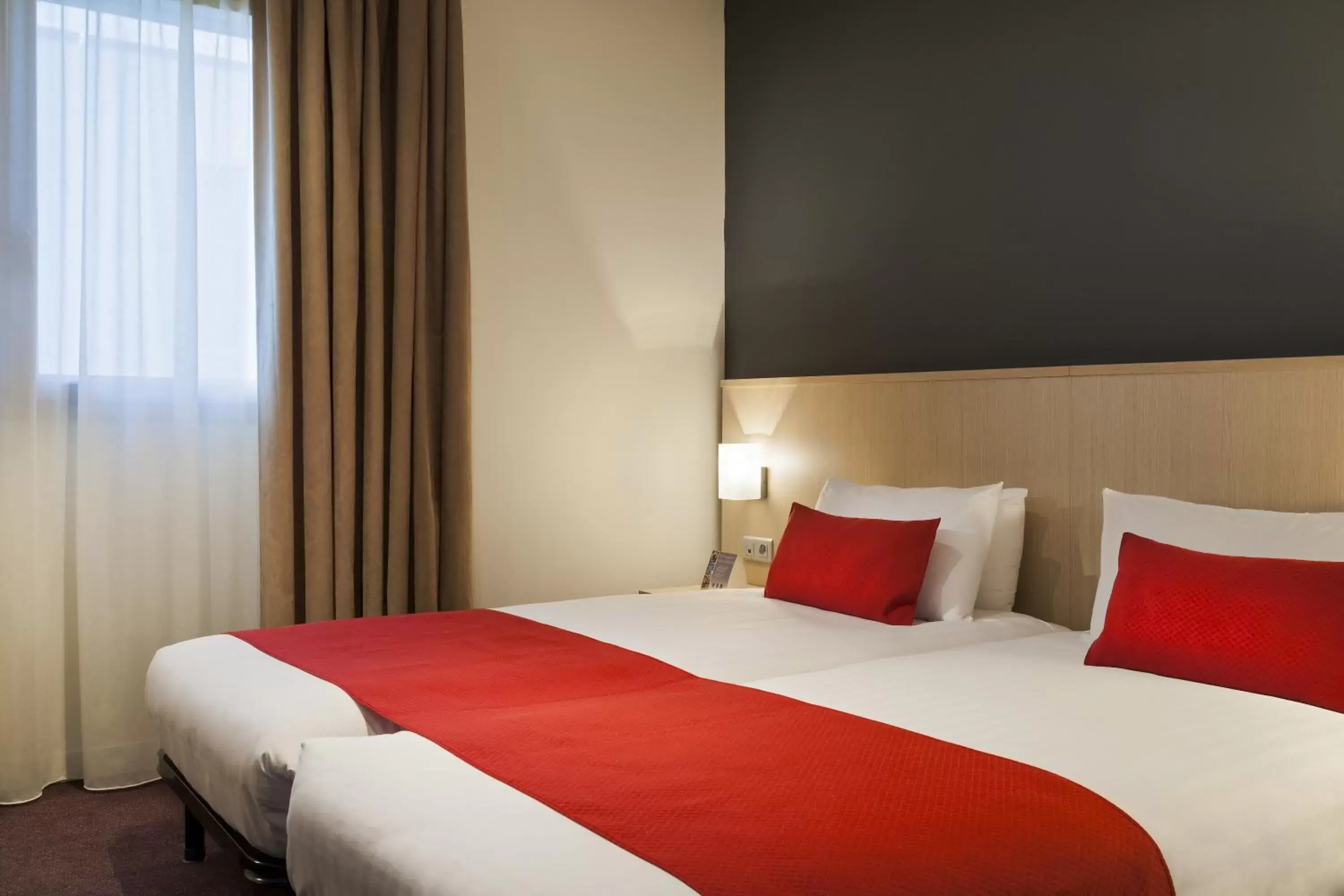 Bedroom, Bed in Sure Hotel by Best Western Nantes Beaujoire