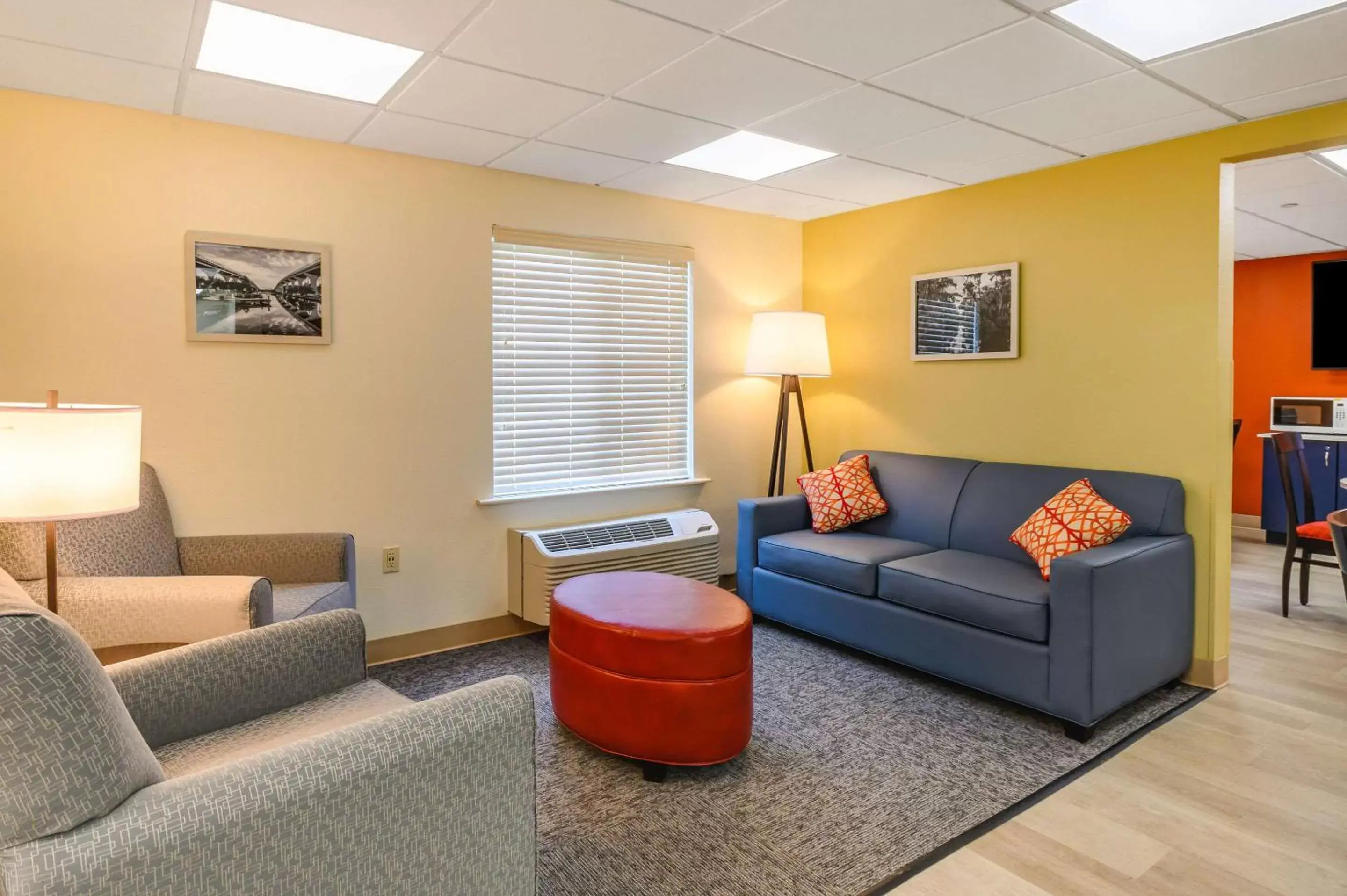 Lobby or reception, Seating Area in Suburban Studios Hammond