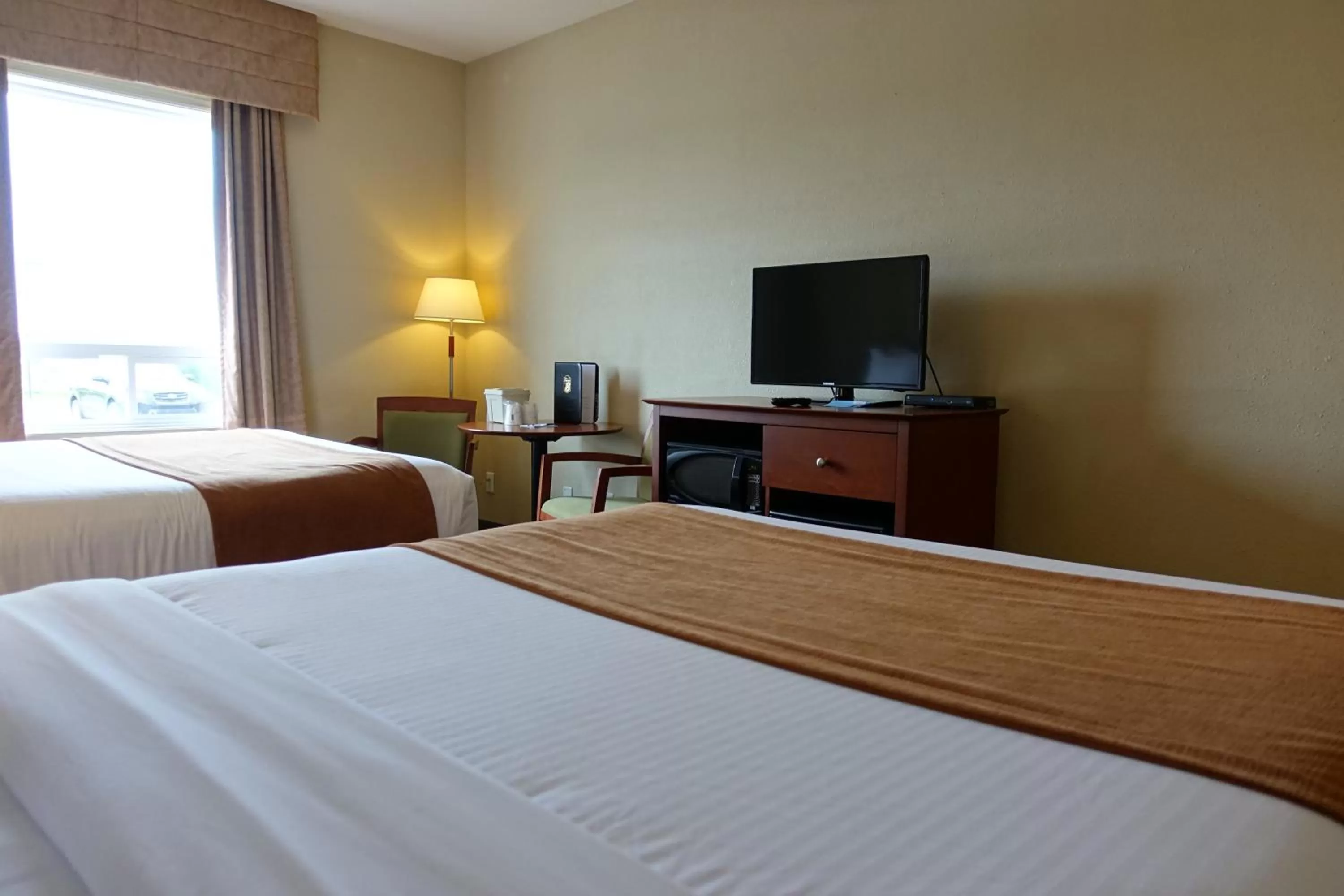 Photo of the whole room, Bed in Super 8 by Wyndham Windsor NS